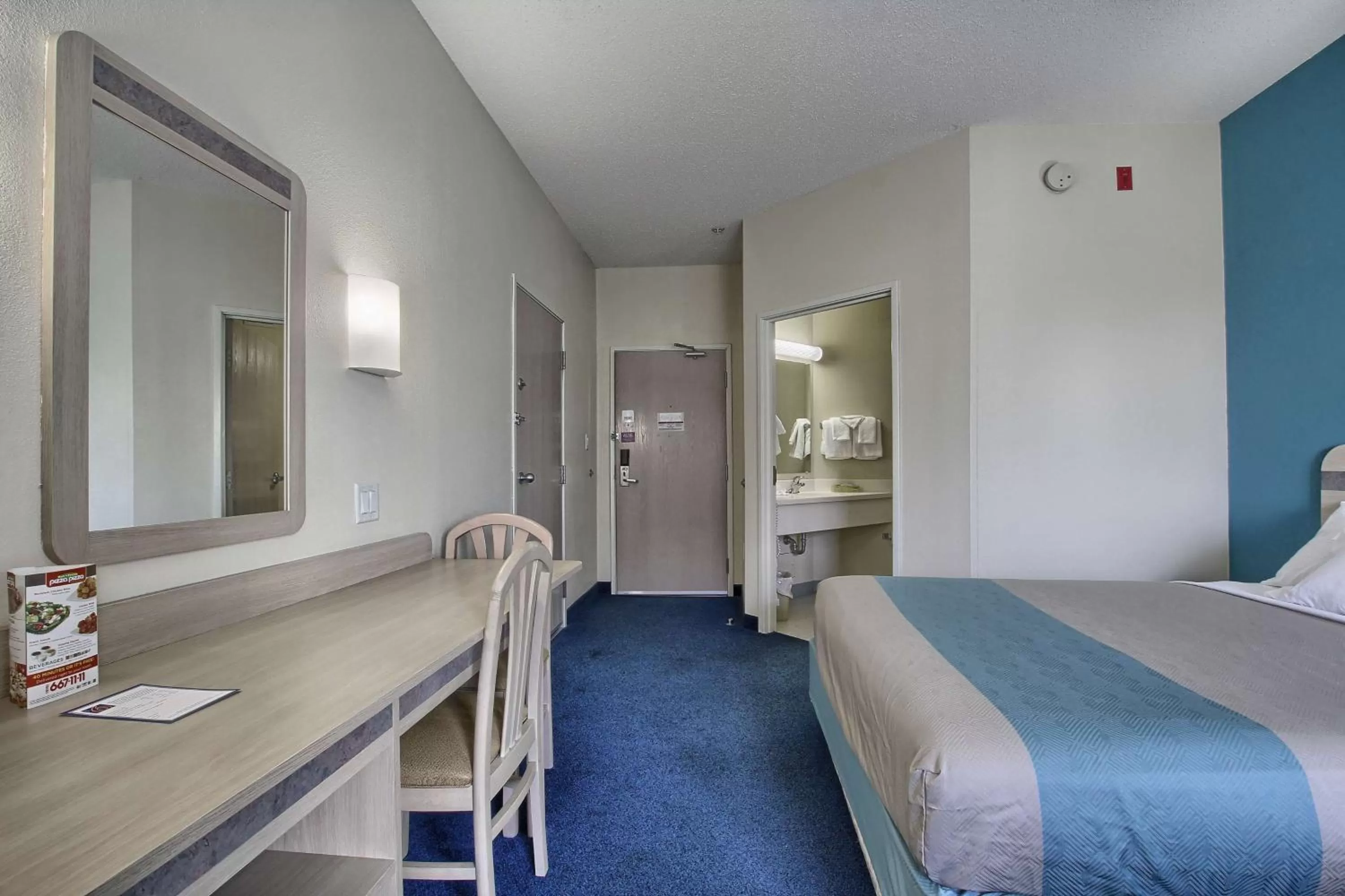 Bedroom, Bed in Motel 6-London, ON - Ontario