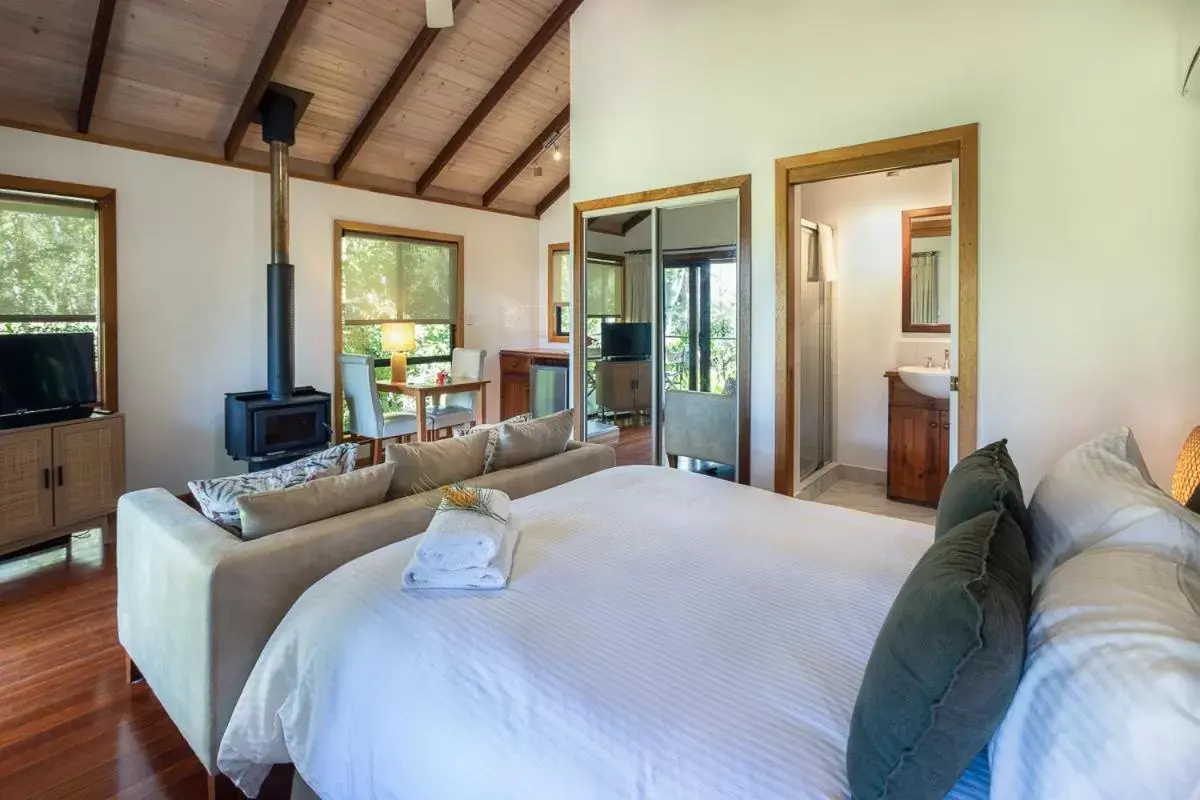 Bed in Lake Weyba Cottages Noosa