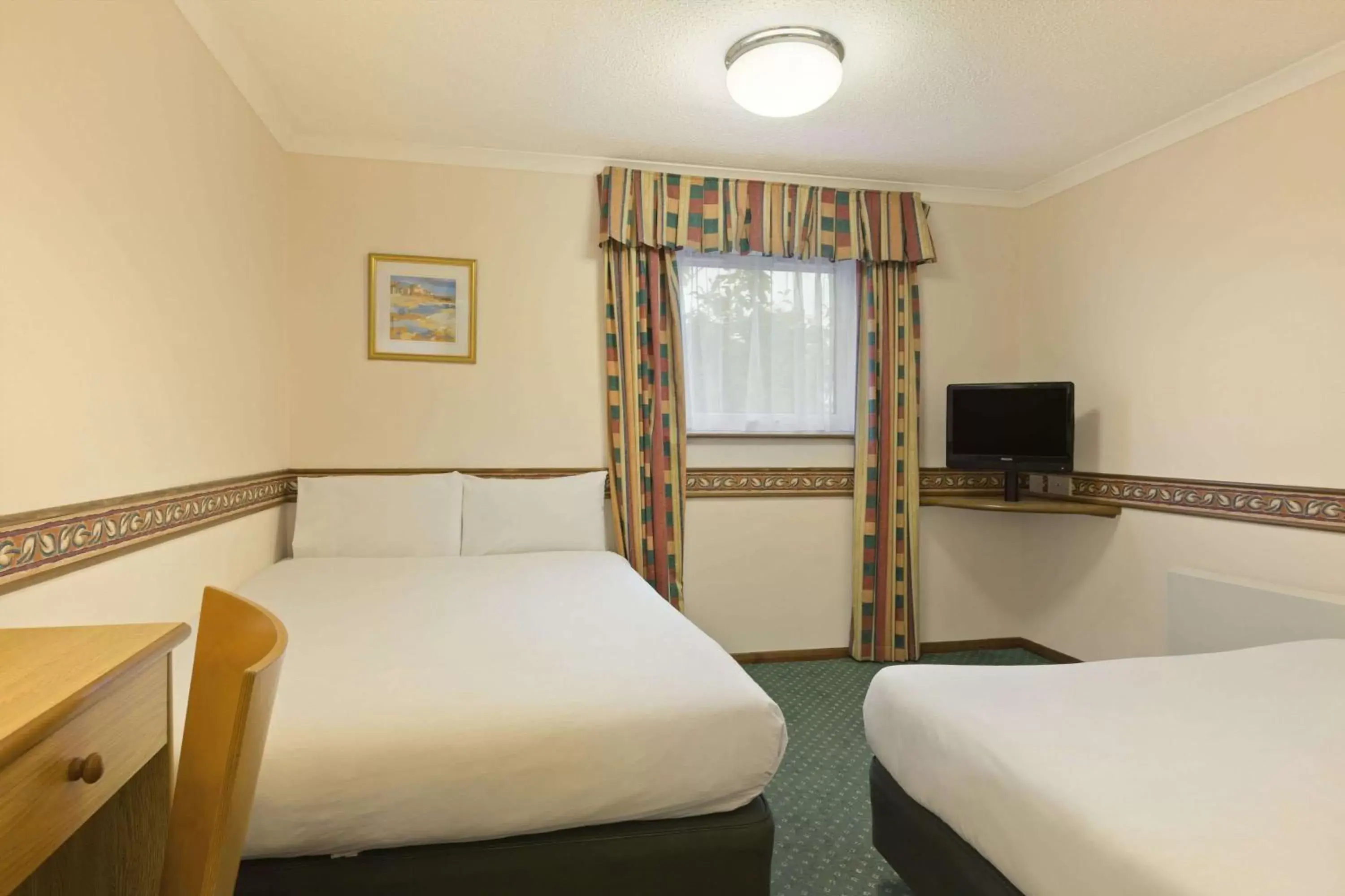 Photo of the whole room, Bed in Days Inn Hotel Leicester