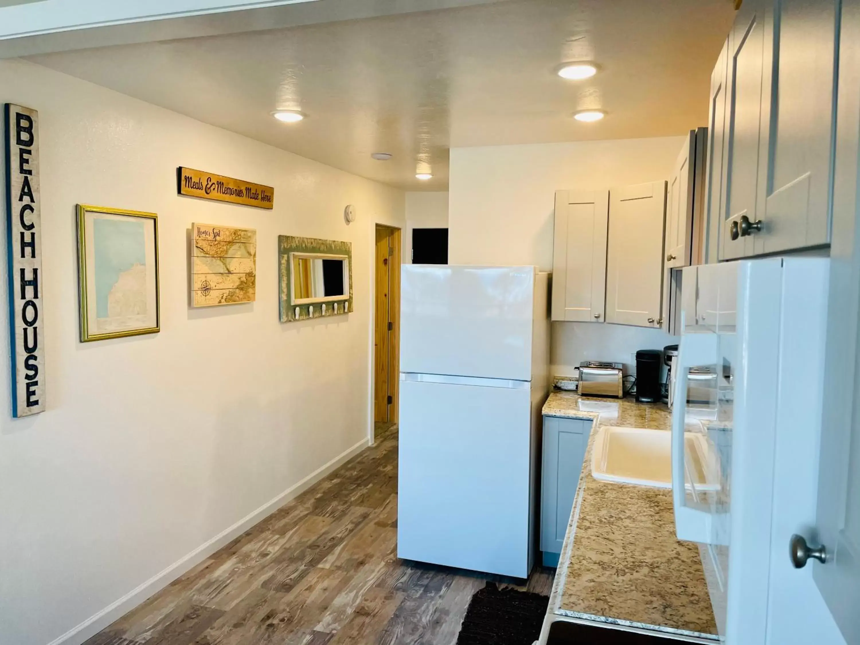 Kitchen/Kitchenette in Seafarer Suites