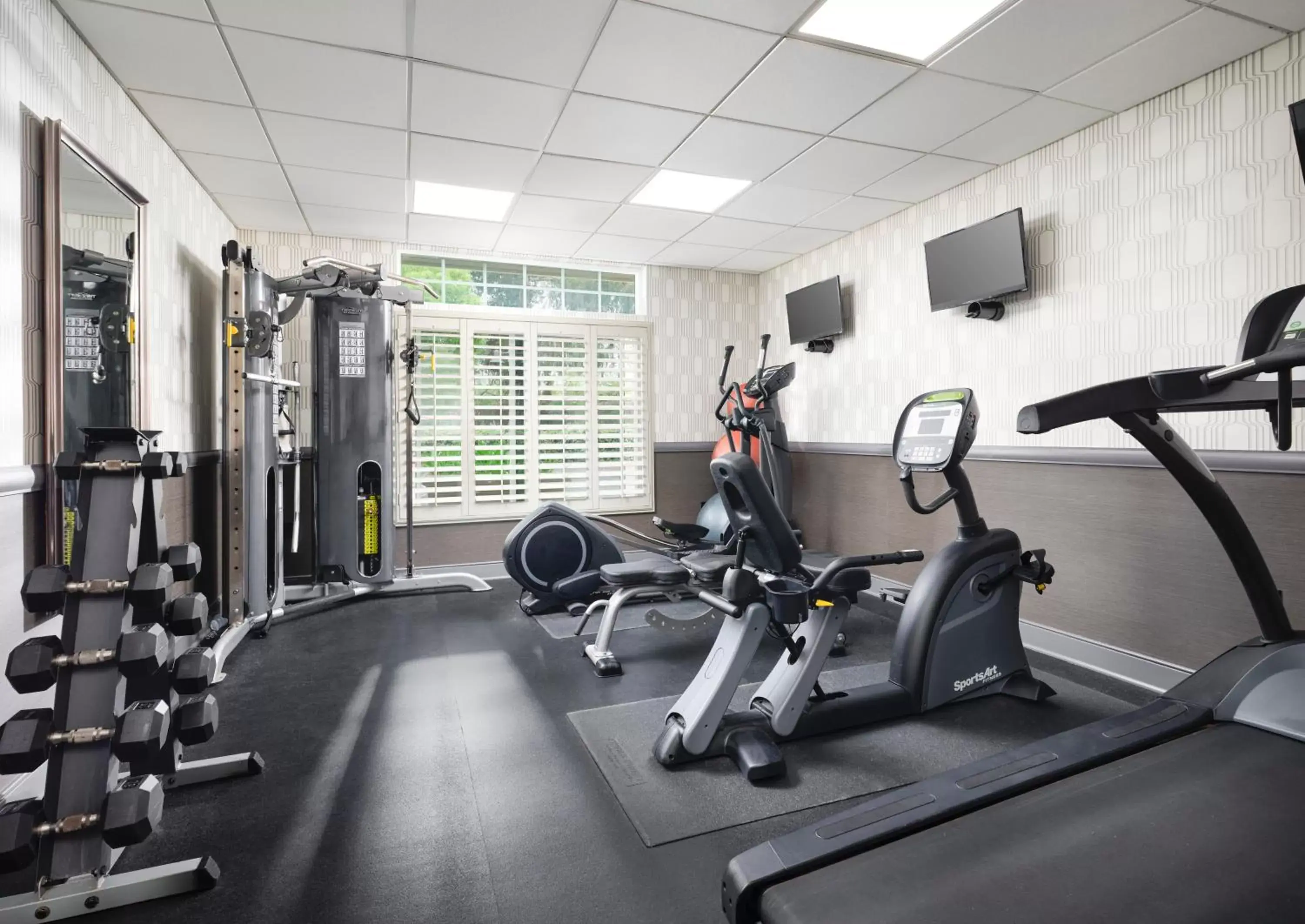 Fitness centre/facilities in West Inn & Suites Fitness centre/facilities in West Inn & Suites