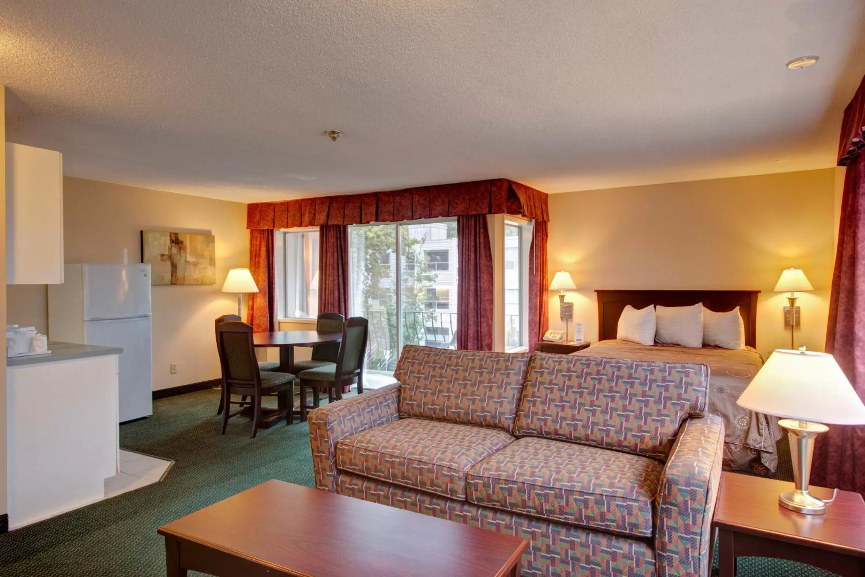 Photo of the whole room, Seating Area in Travelodge by Wyndham Nanaimo