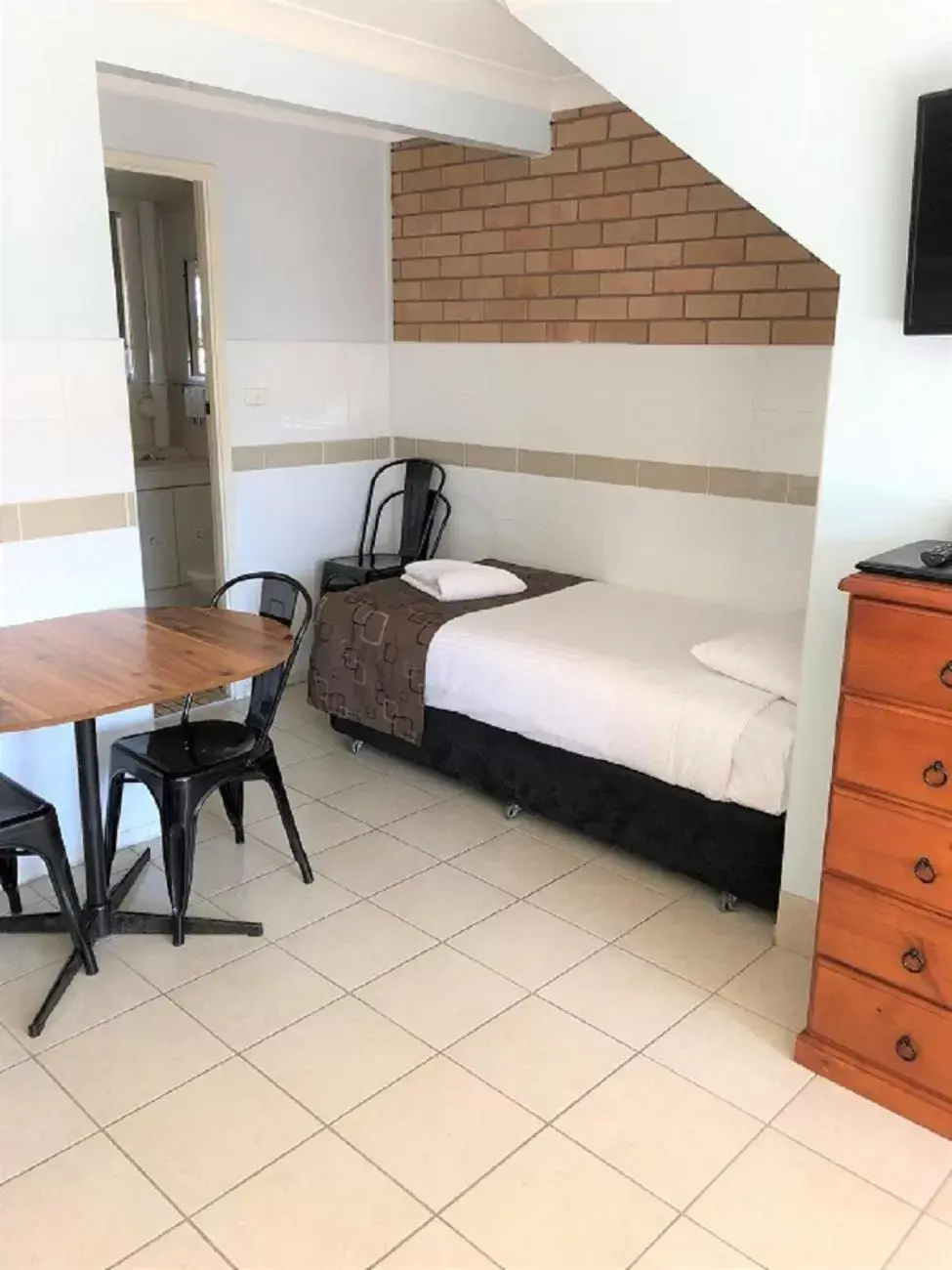 Dining area, Bed in Tamworth Central Motel