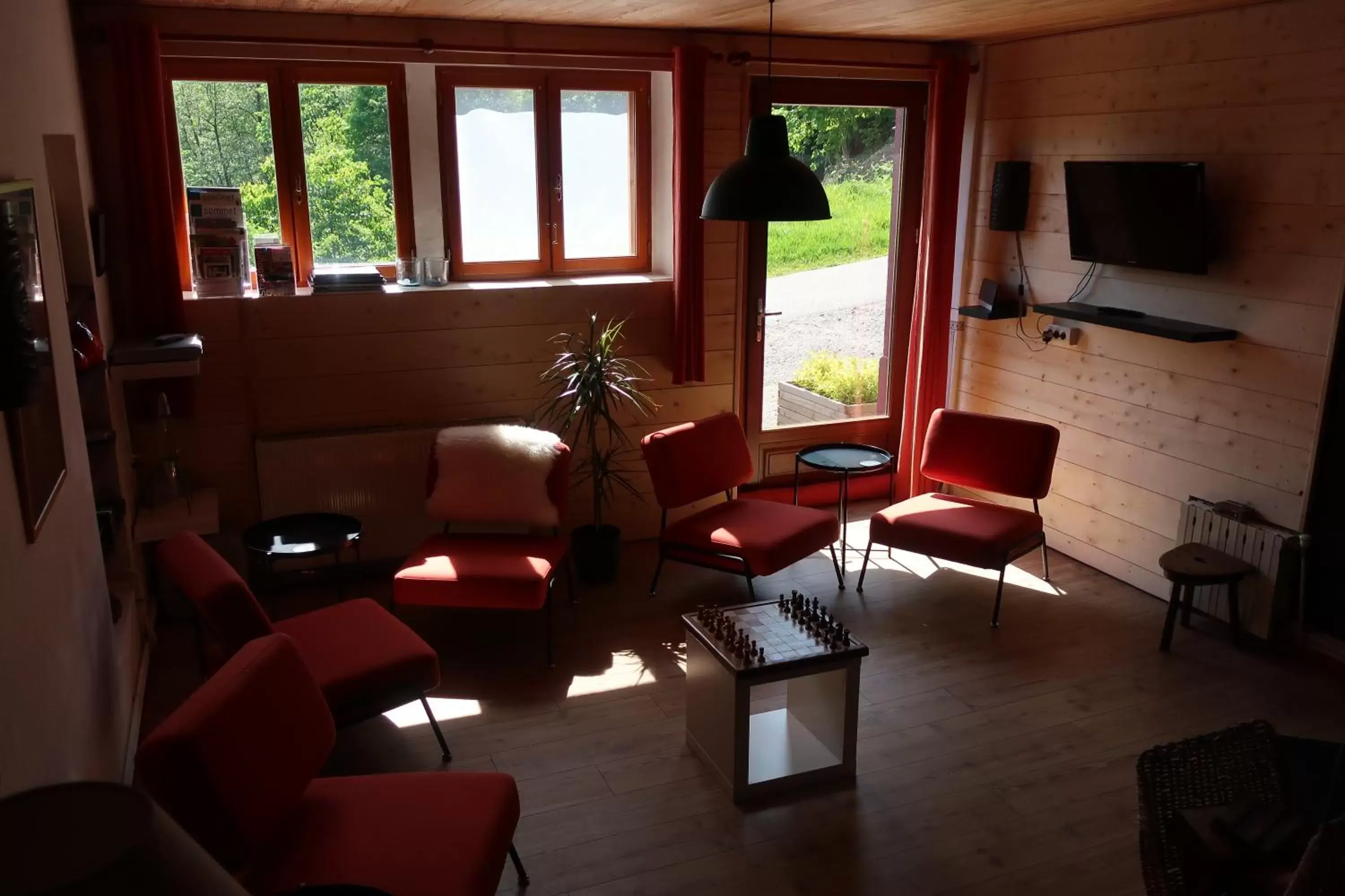 Communal lounge/ TV room, Seating Area in Gîte et chambres d'hôtes le Chêne