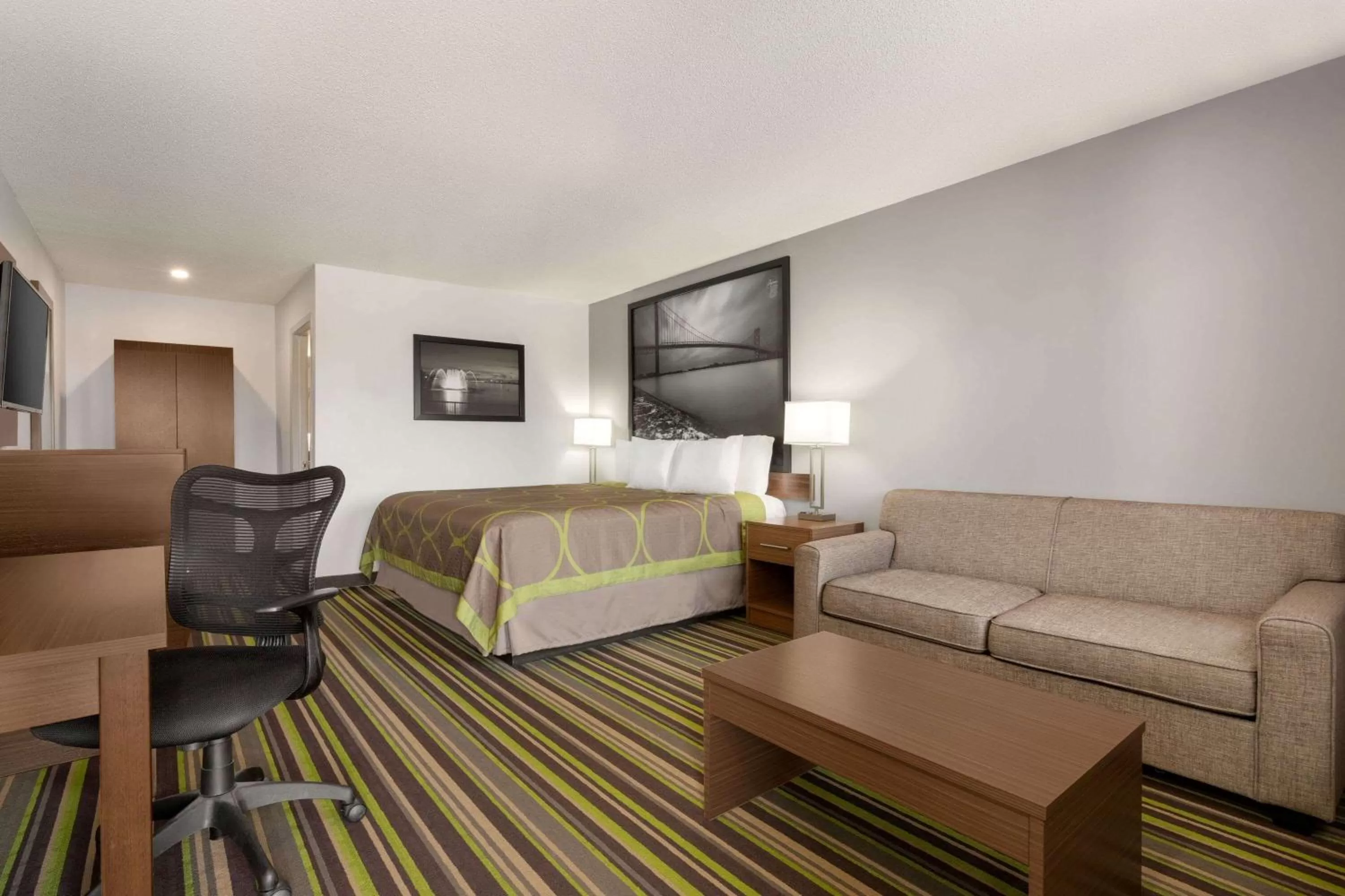 Photo of the whole room in Super 8 by Wyndham Windsor/Dougall