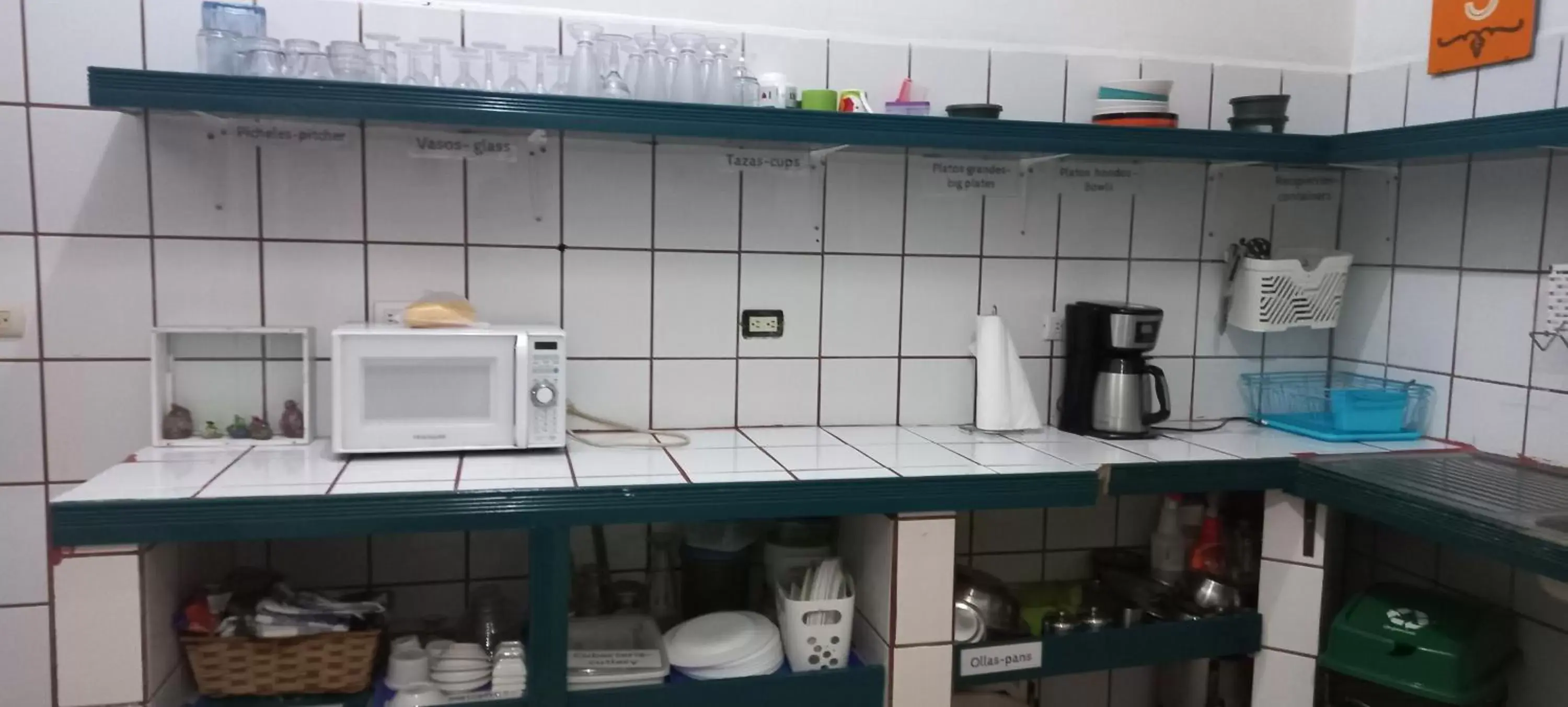 Coffee/tea facilities, Kitchen/Kitchenette in Hotel Las Colinas