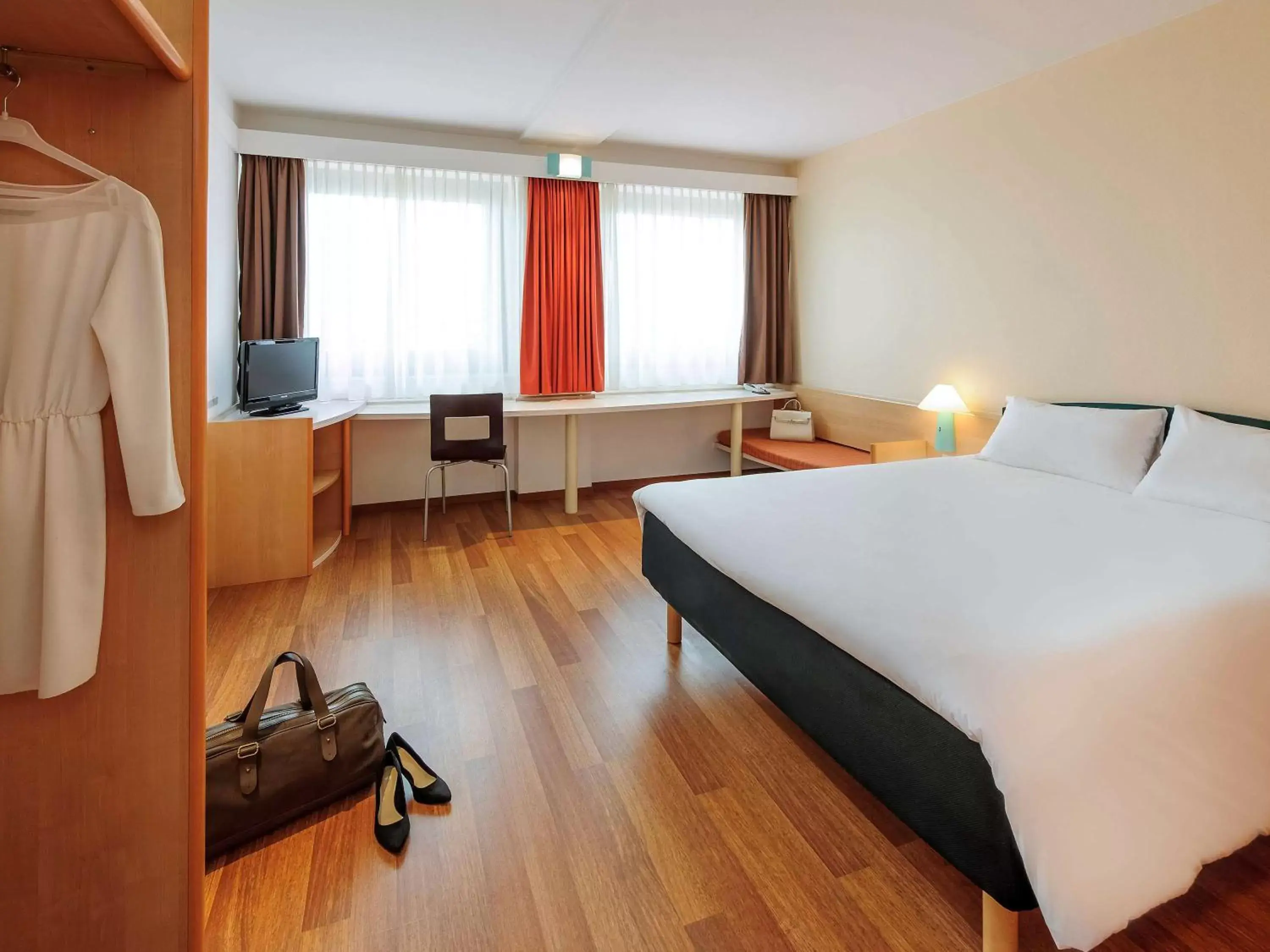 Photo of the whole room in ibis Berlin Messe