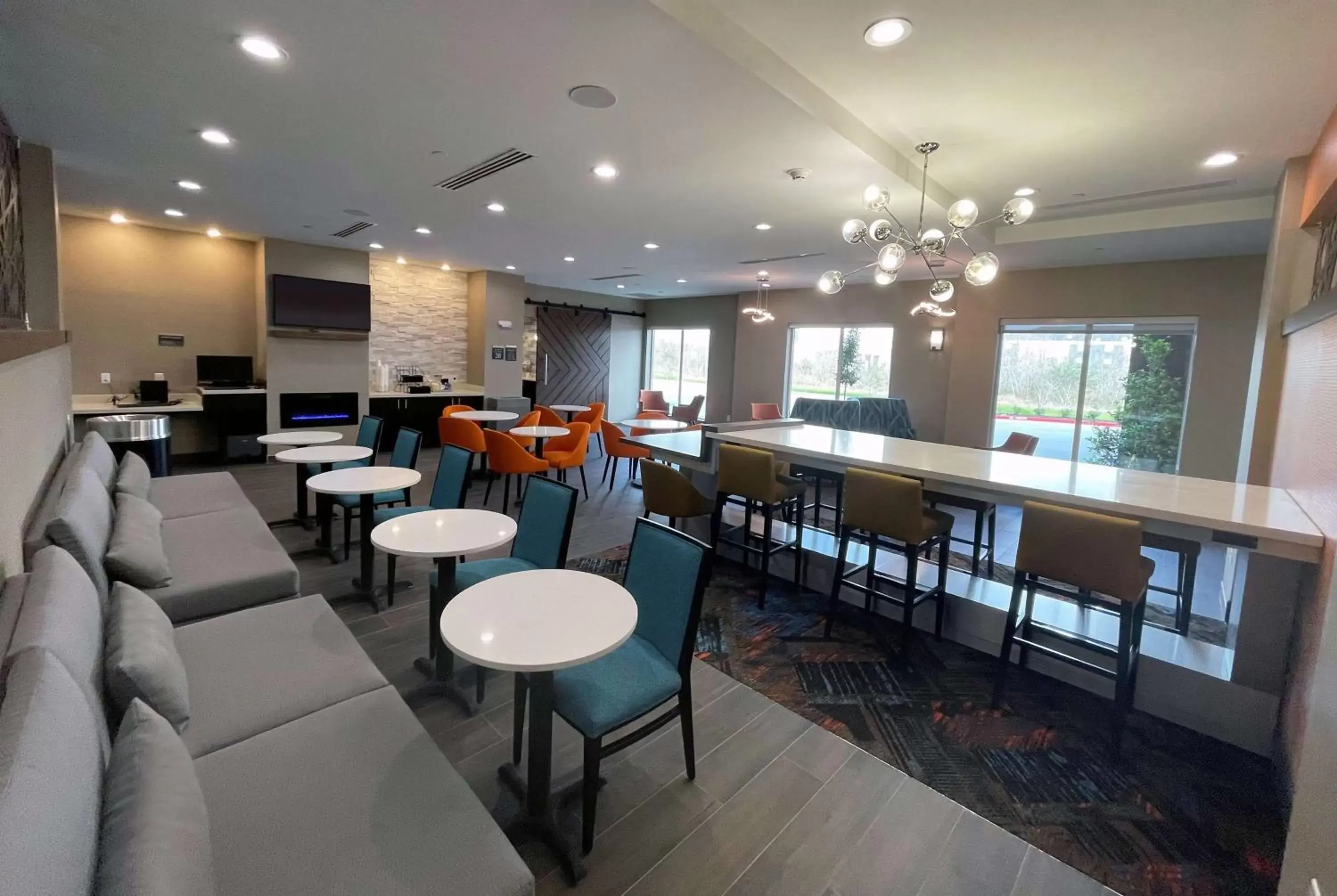 Lobby or reception, Lounge/Bar in La Quinta Inn & Suites by Wyndham Sulphur