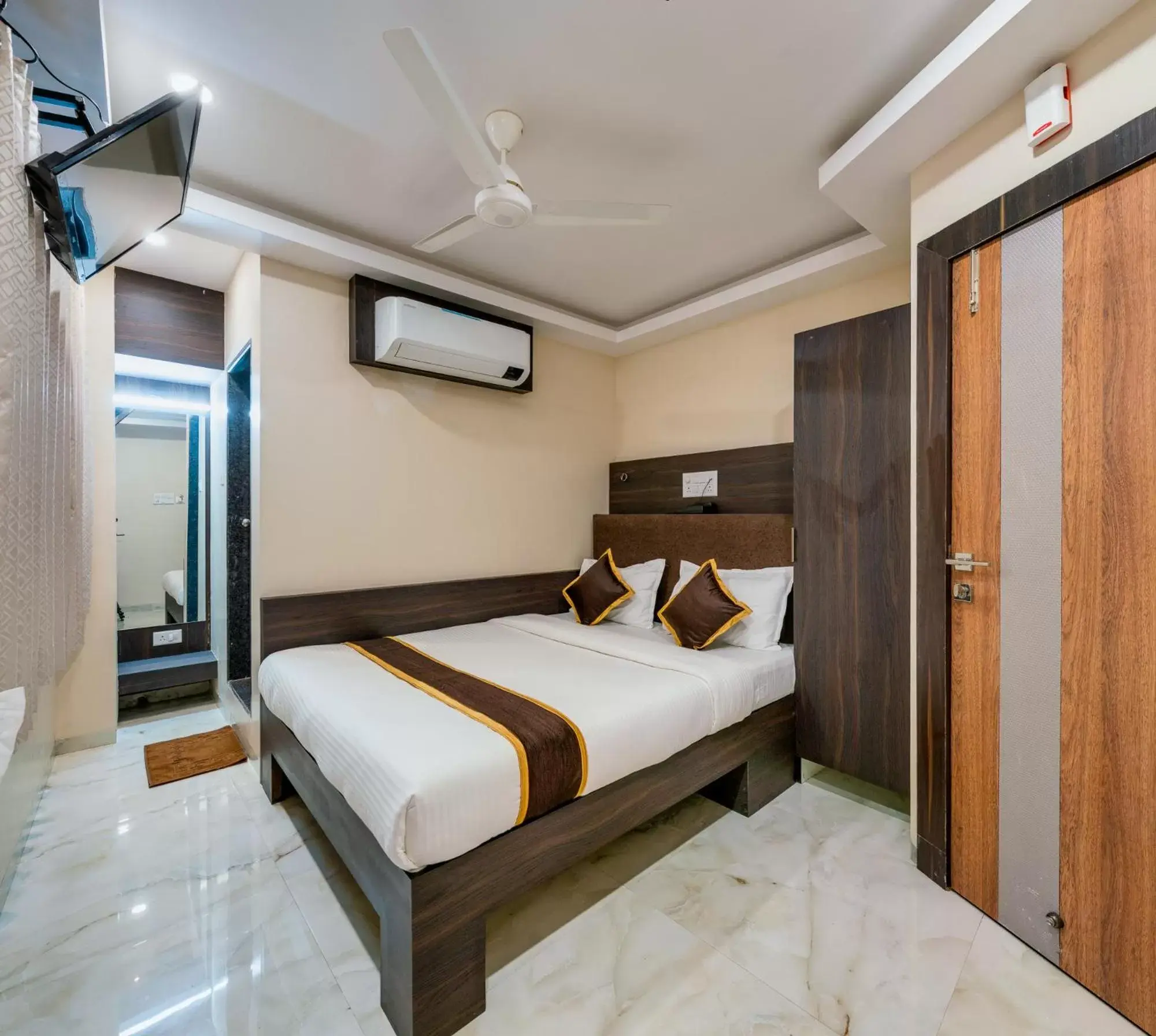 Standard Double Room with Fan - single occupancy in Hotel Aatithya Satkar Near Mahalaxmi Temple Standard Double Room with Fan - single occupancy in Hotel Aatithya Satkar Near Mahalaxmi Temple
