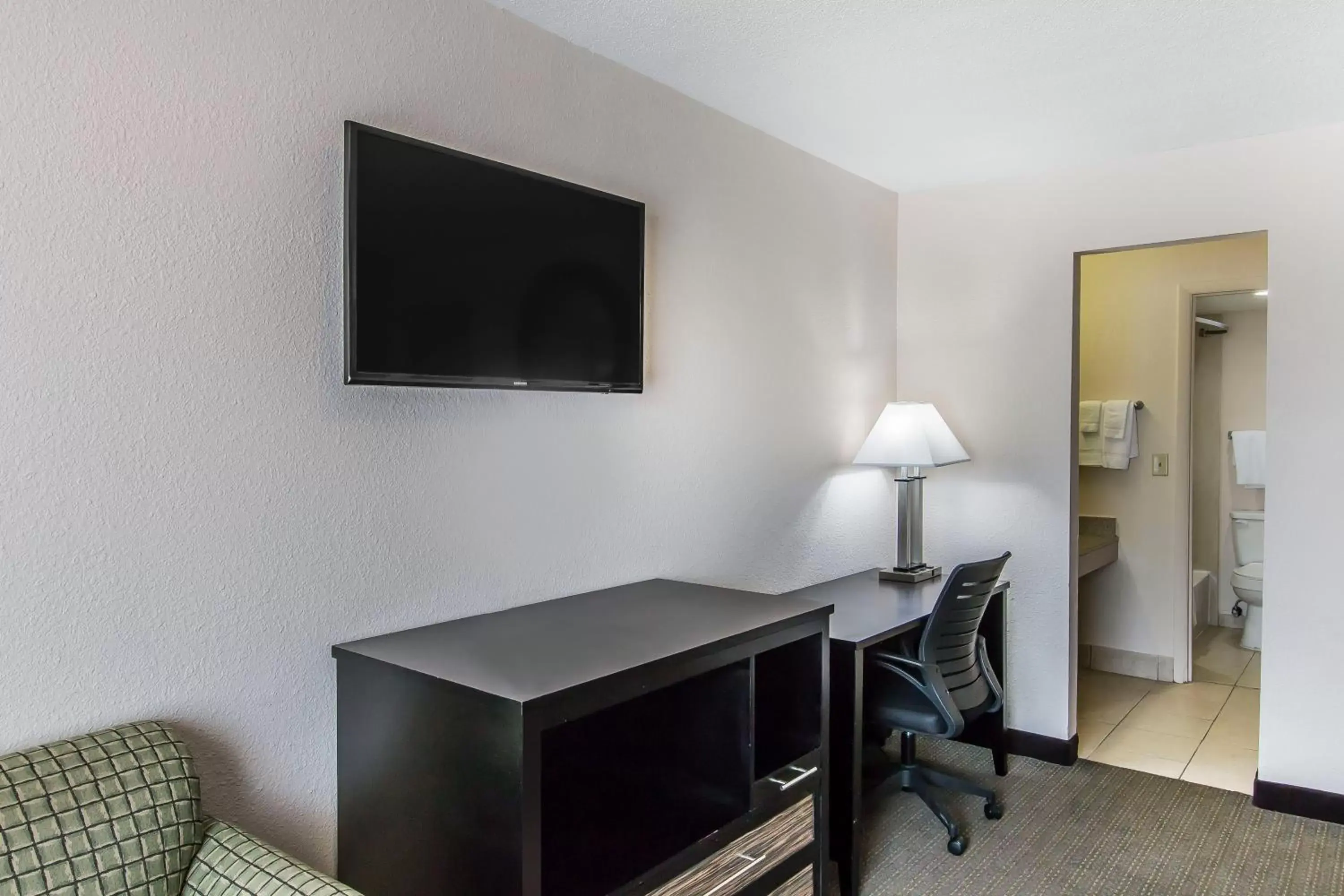 Double Room with Two Double Beds - Non-Smoking in Quality Inn Hinesville - Fort Stewart Area, Kitchenette Rooms - Pool - Guest Laundry