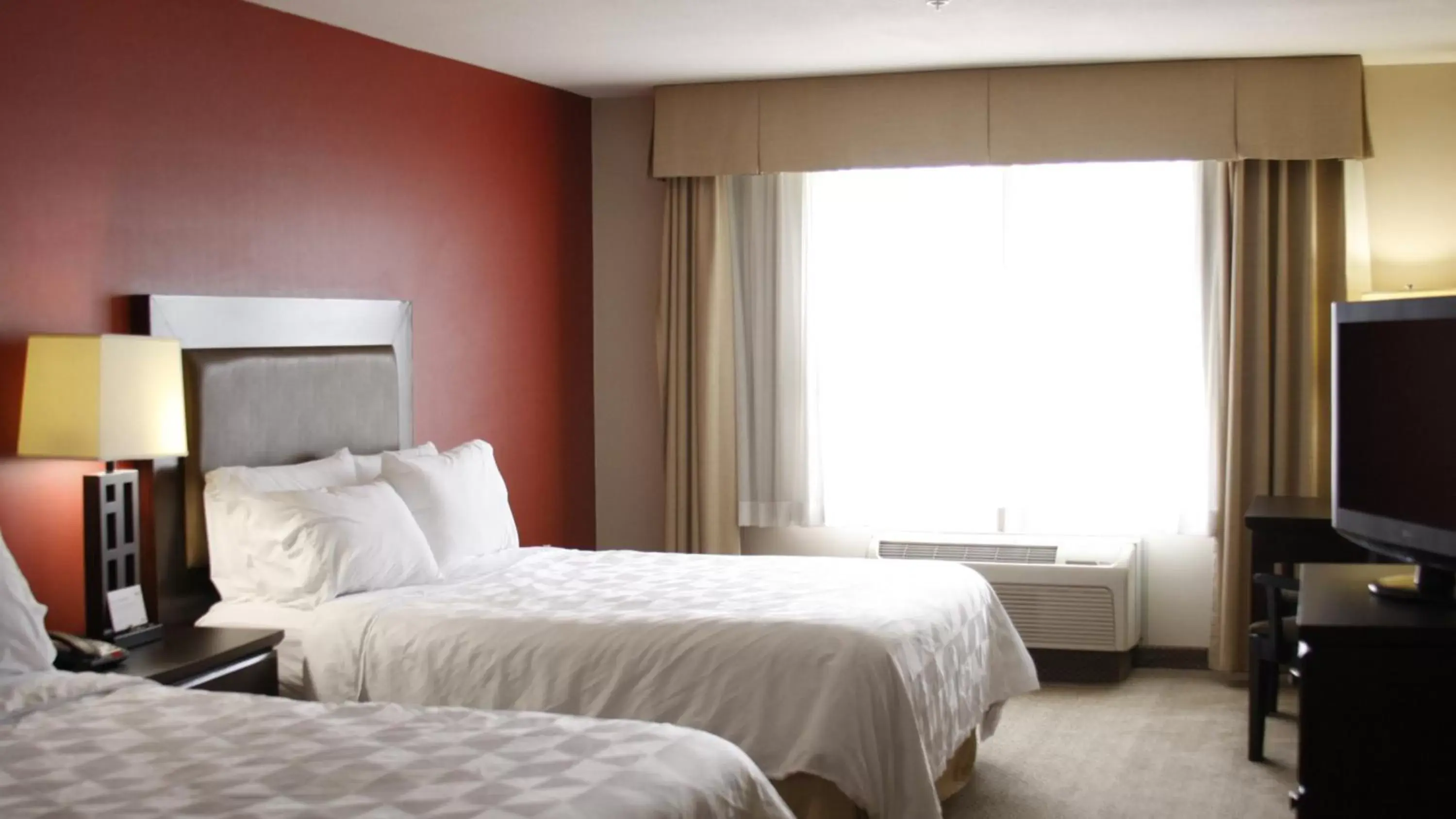 Photo of the whole room, Bed in Holiday Inn Hotel & Suites Bakersfield, an IHG Hotel