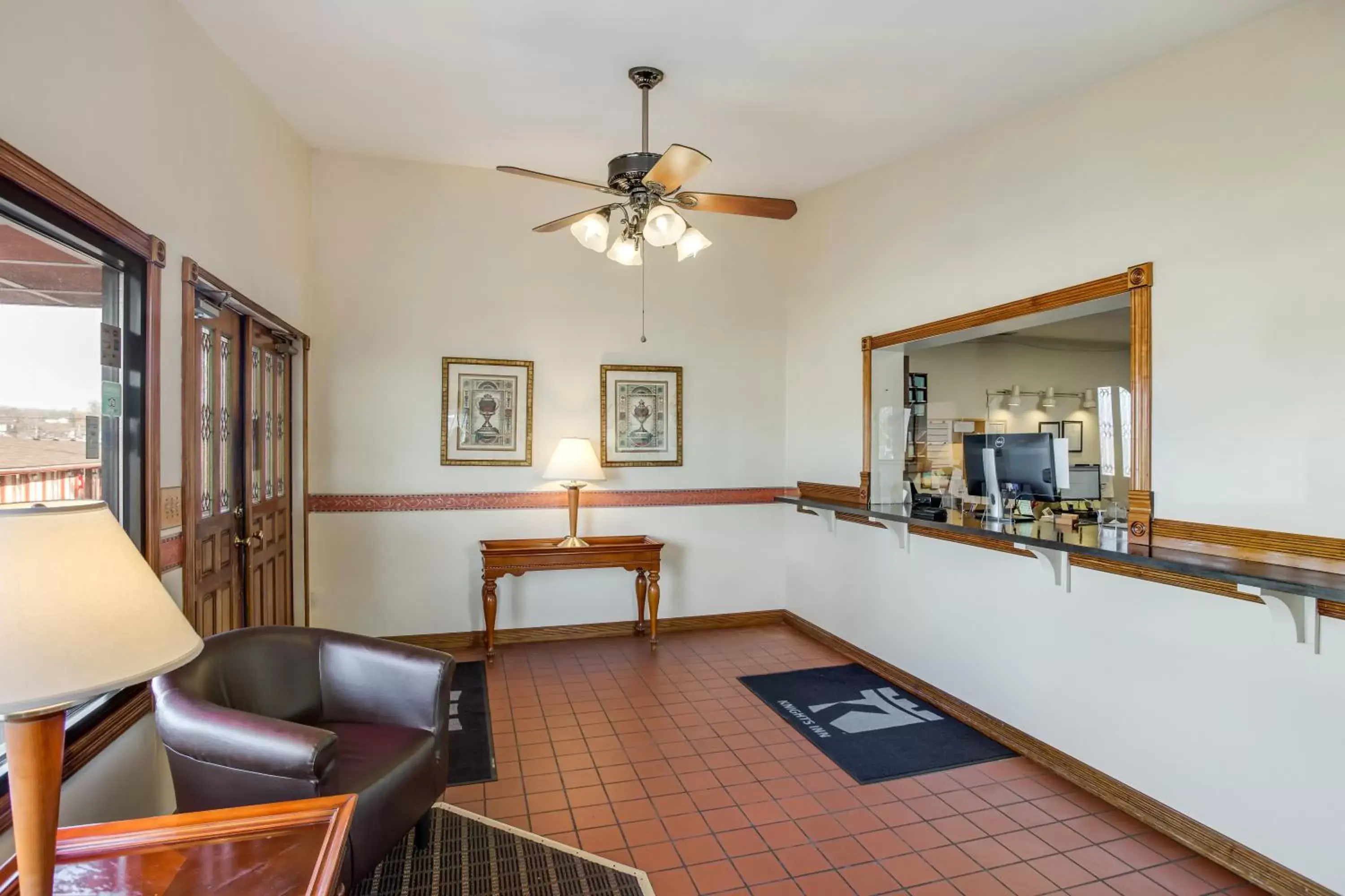 Seating Area in Knights Inn Ashland