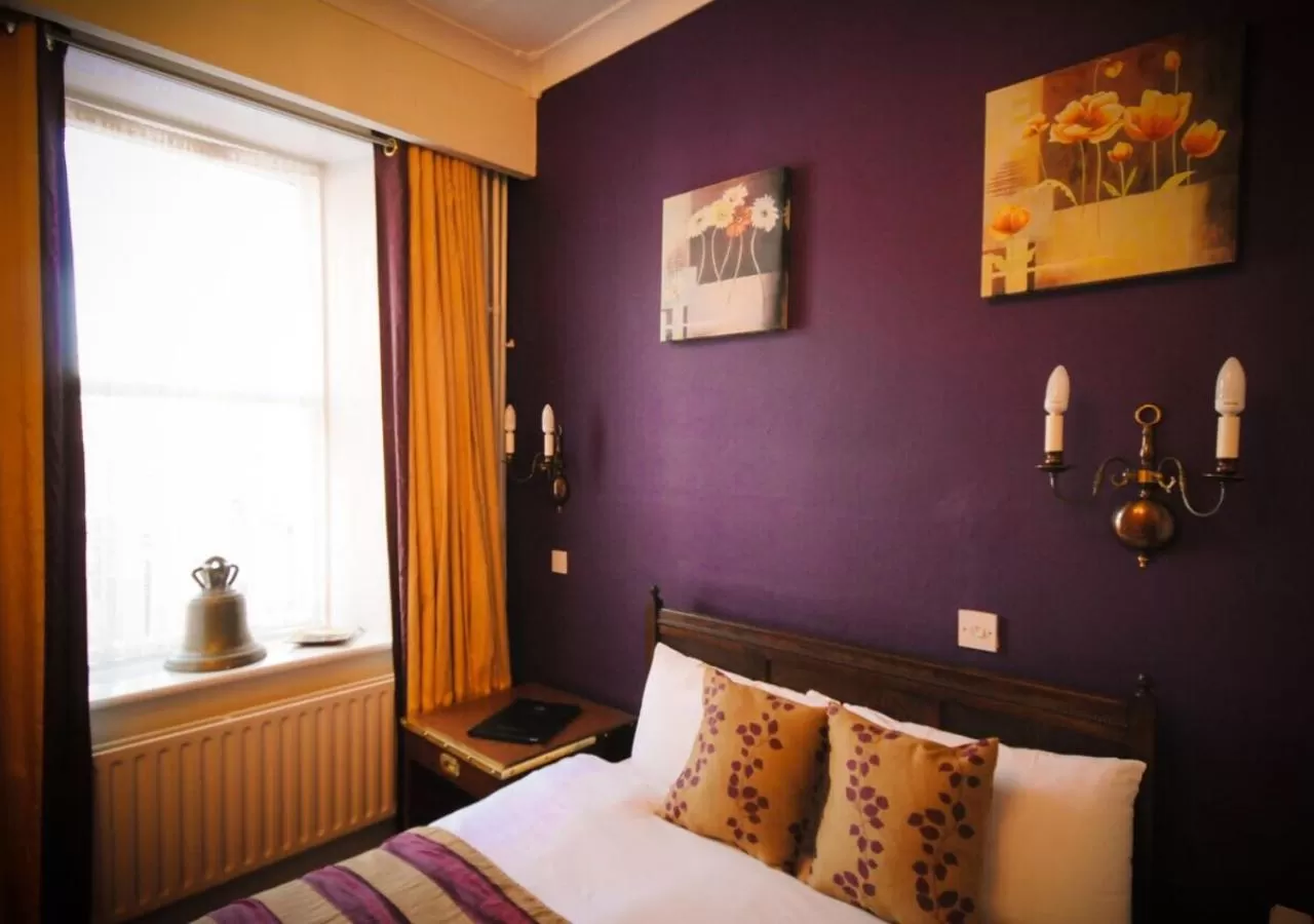 Bedroom, Bed in Bush Hotel