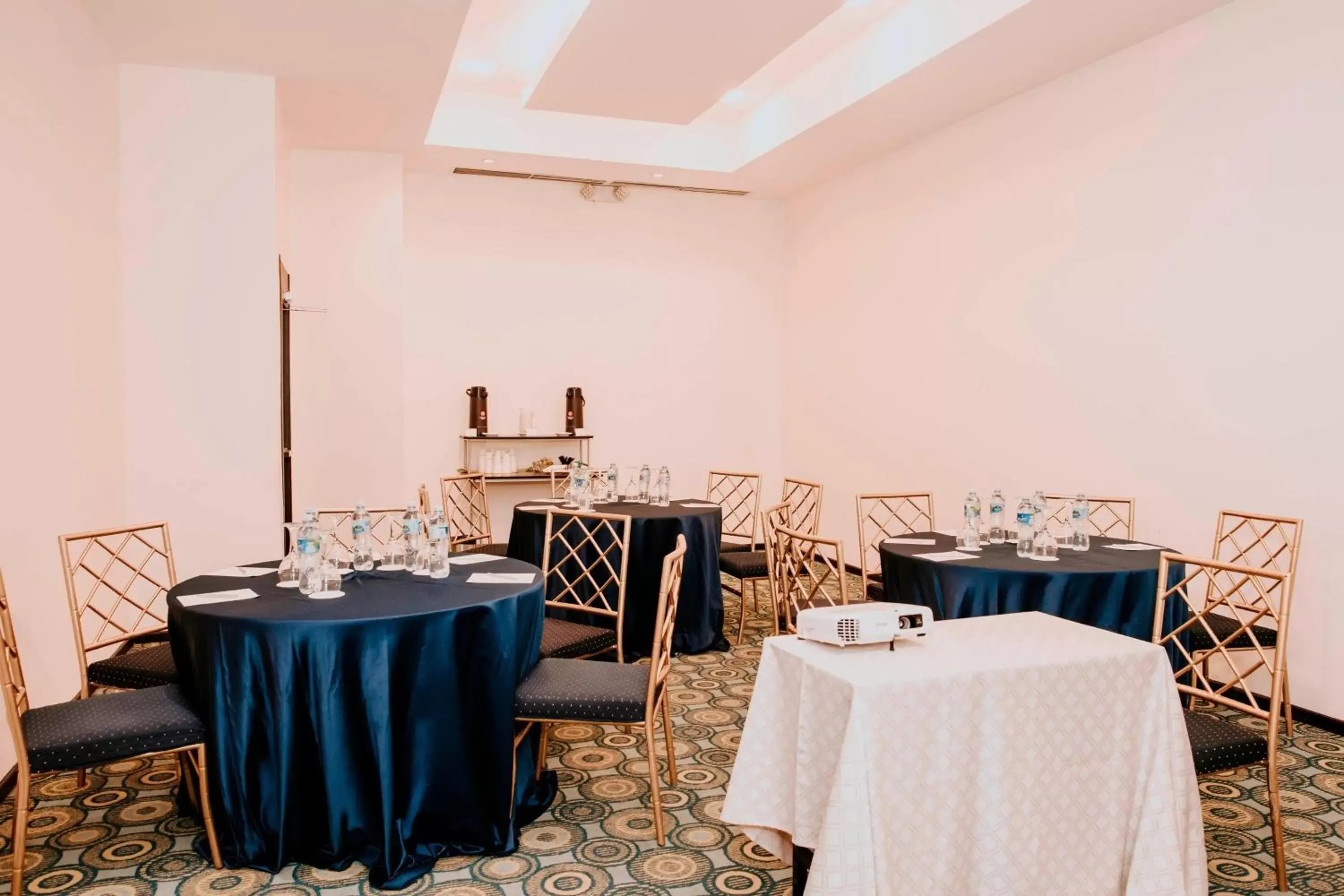 Meeting/conference room, Restaurant/Places to Eat in Courtyard by Marriott Guayaquil