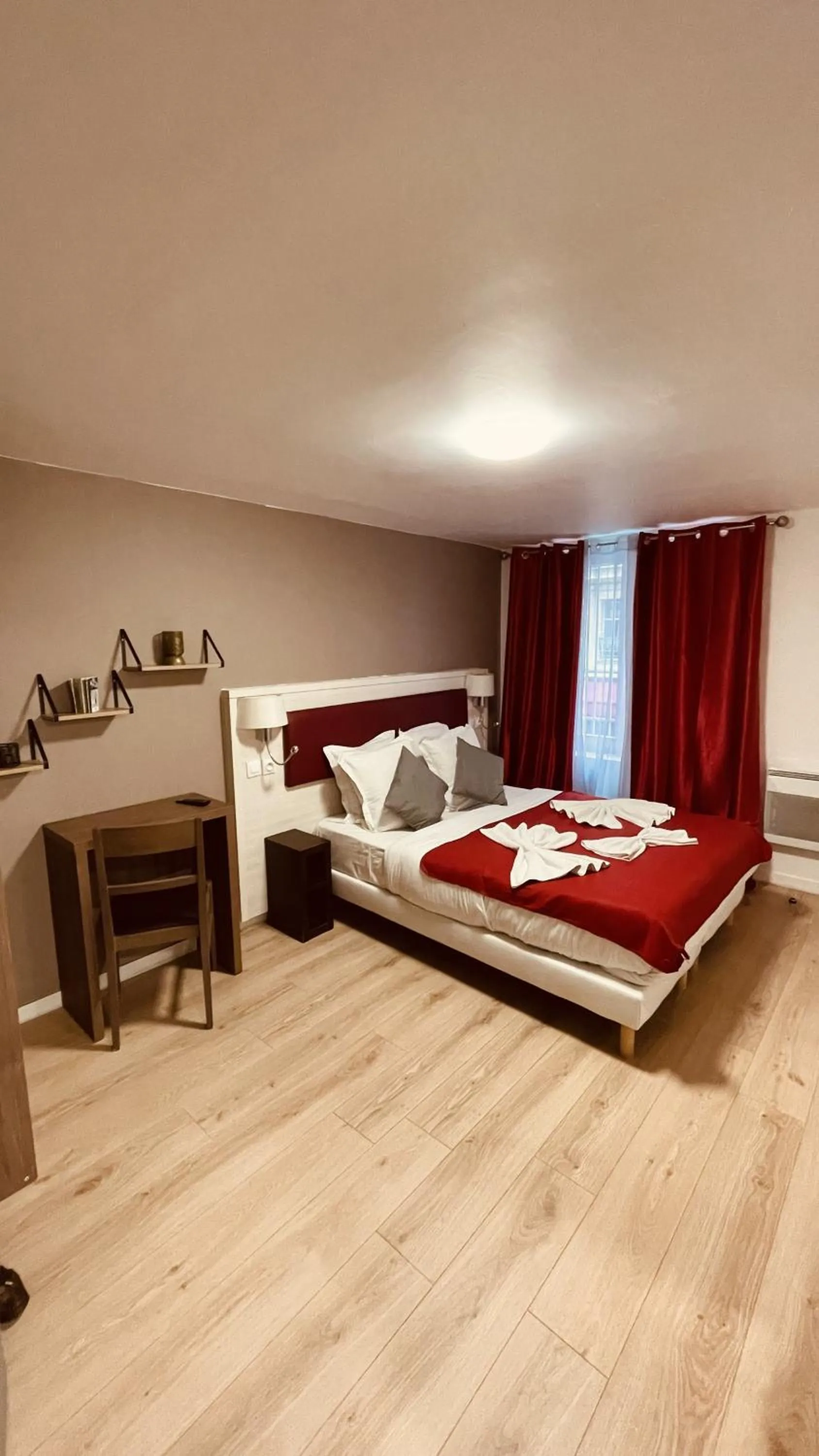 Photo of the whole room, Bed in Jeff Hotel