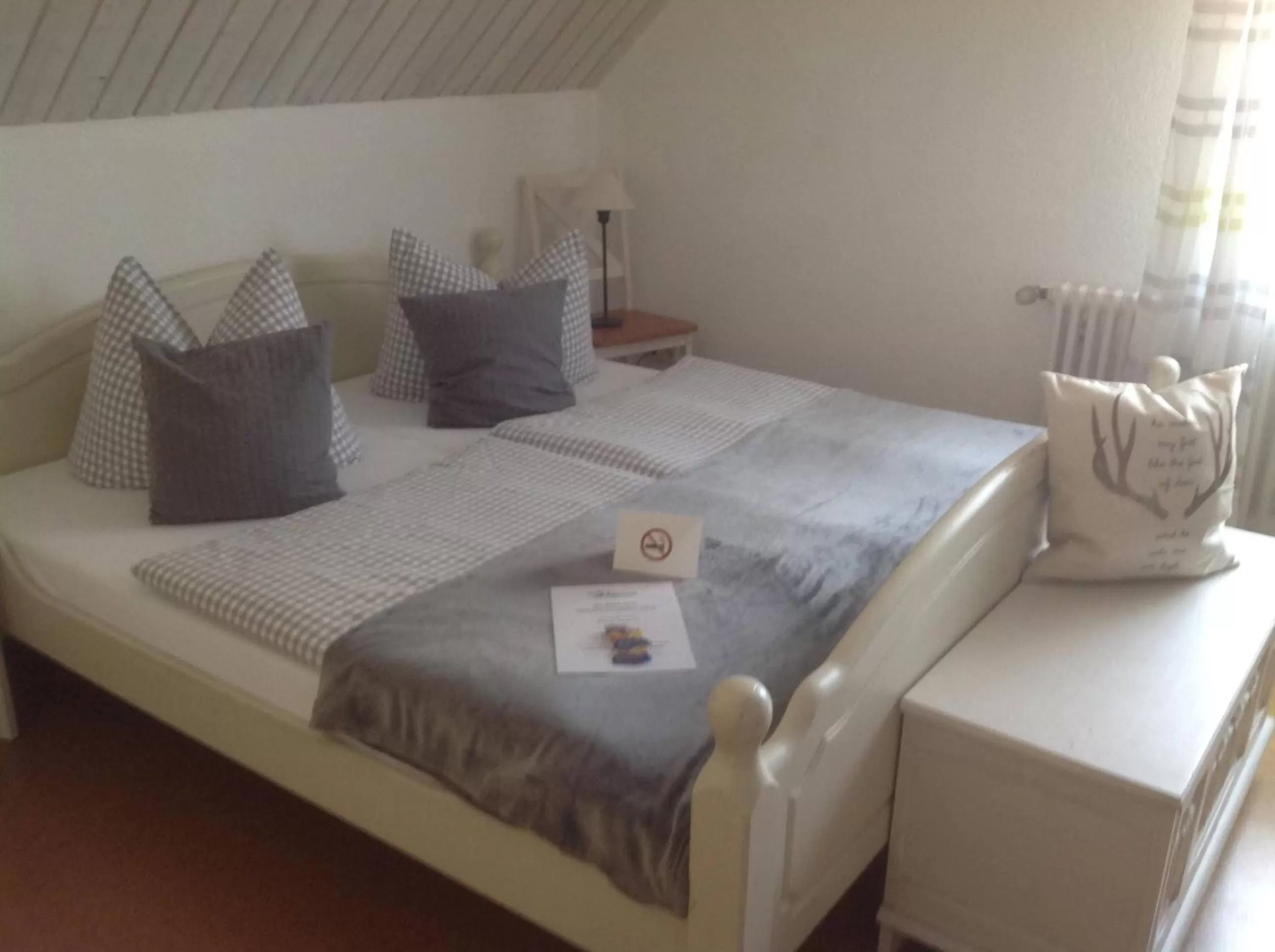 Photo of the whole room, Bed in zum Schwanen Garni