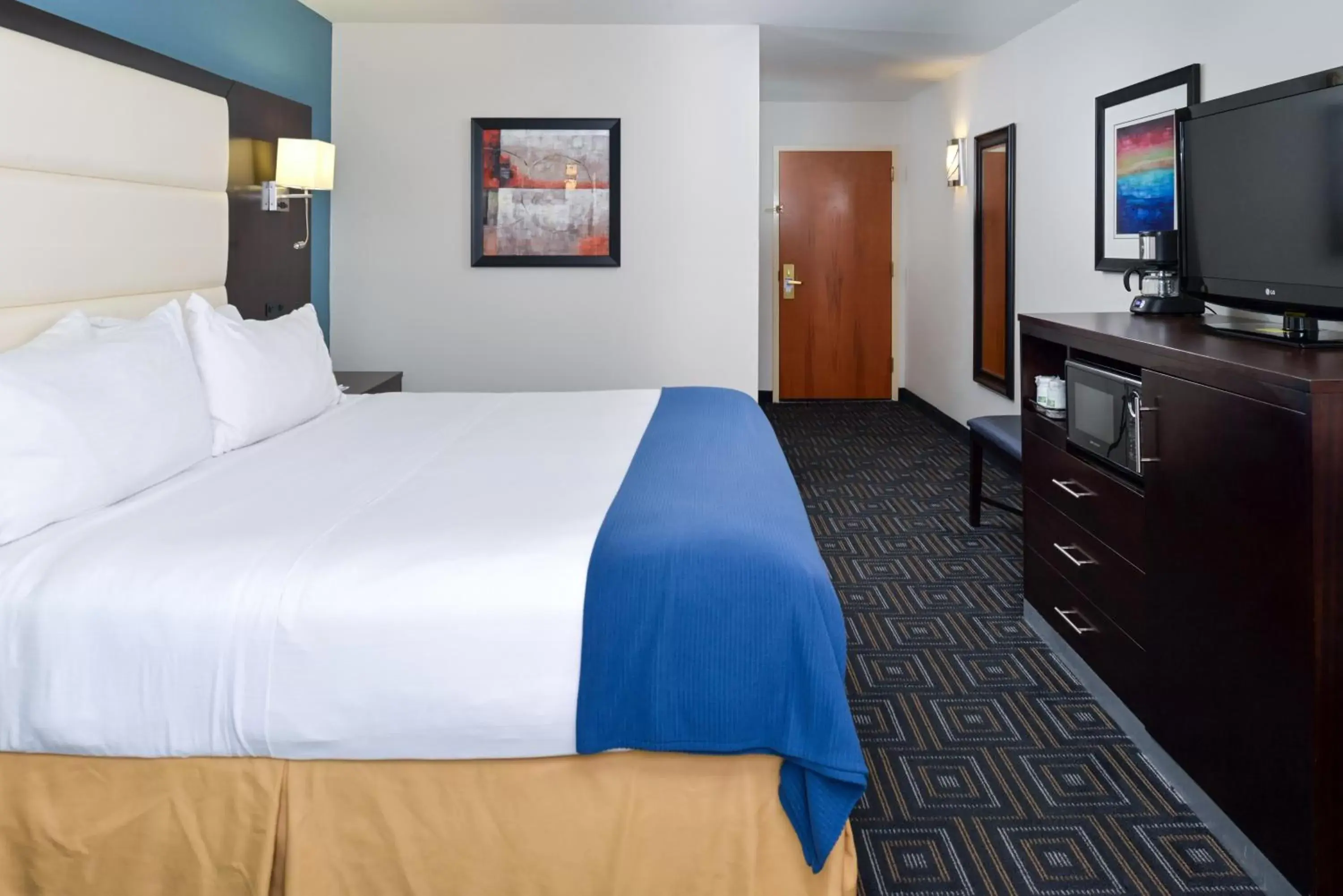 Bedroom, Bed in Holiday Inn Express Hotel & Suites Bessemer, an IHG Hotel