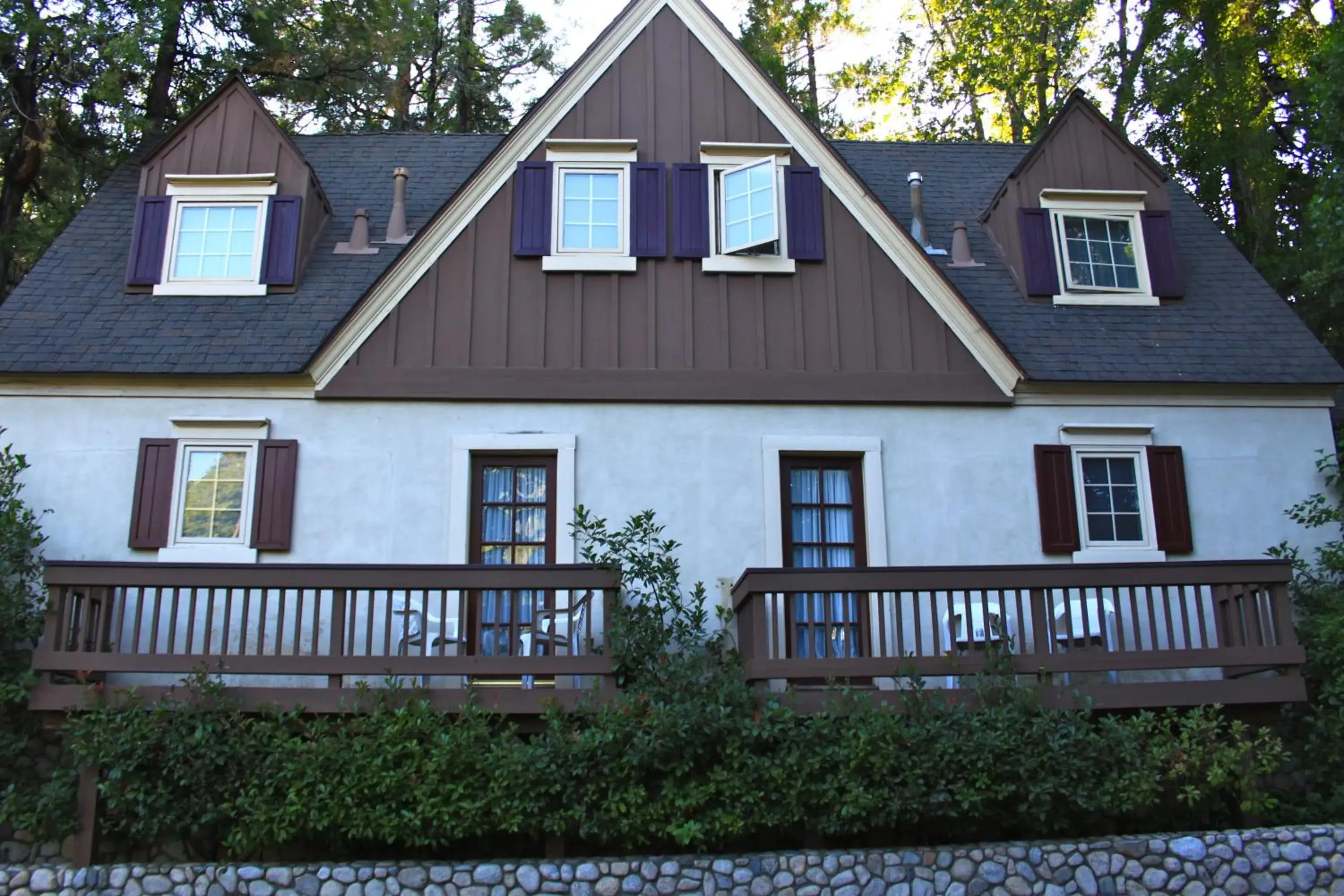 Property building in Saddleback Inn at Lake Arrowhead Property building in Saddleback Inn at Lake Arrowhead