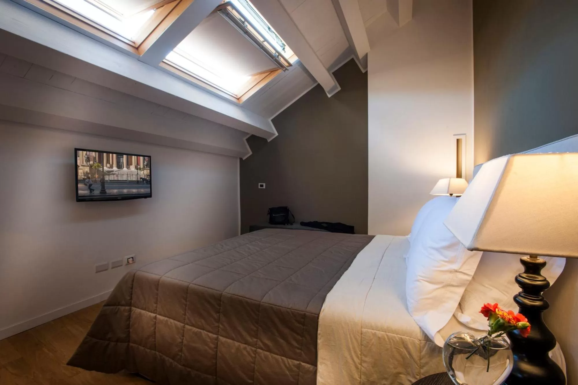 Photo of the whole room, Bed in BB 22 Palace