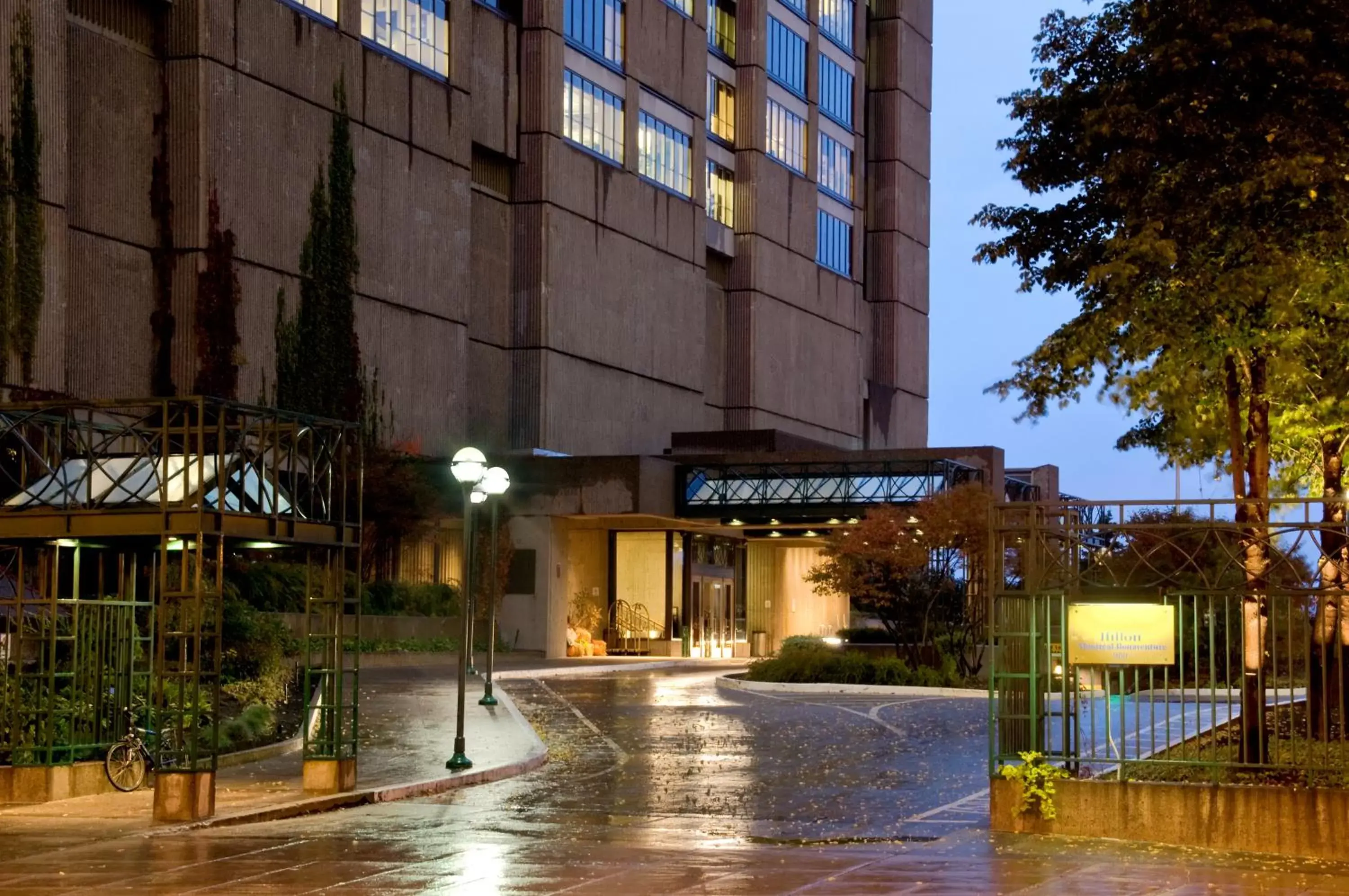 Facade/entrance, Property Building in Hotel Bonaventure Montreal