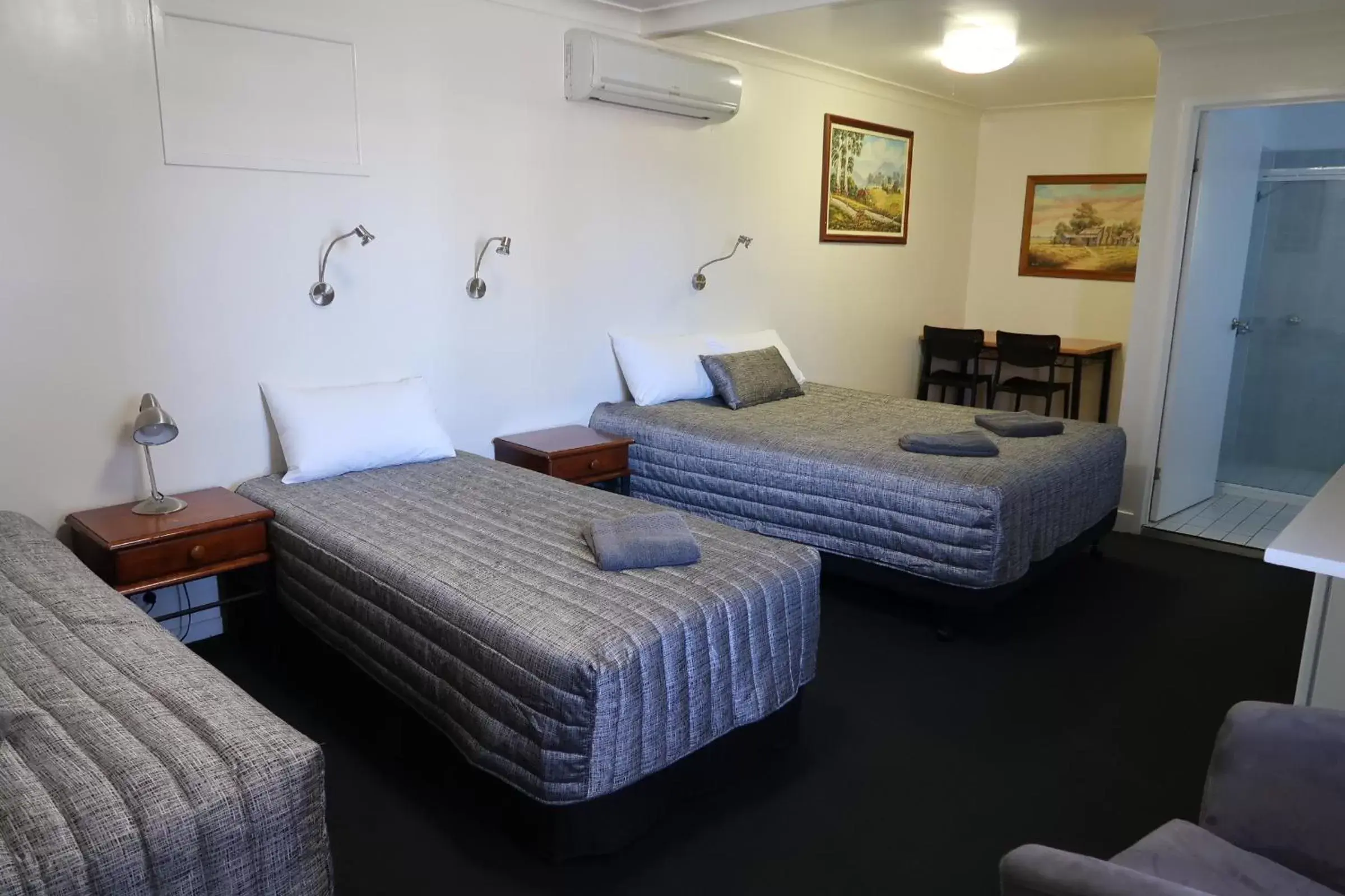 Photo of the whole room, Bed in Charleville Waltzing Matilda Motor Inn