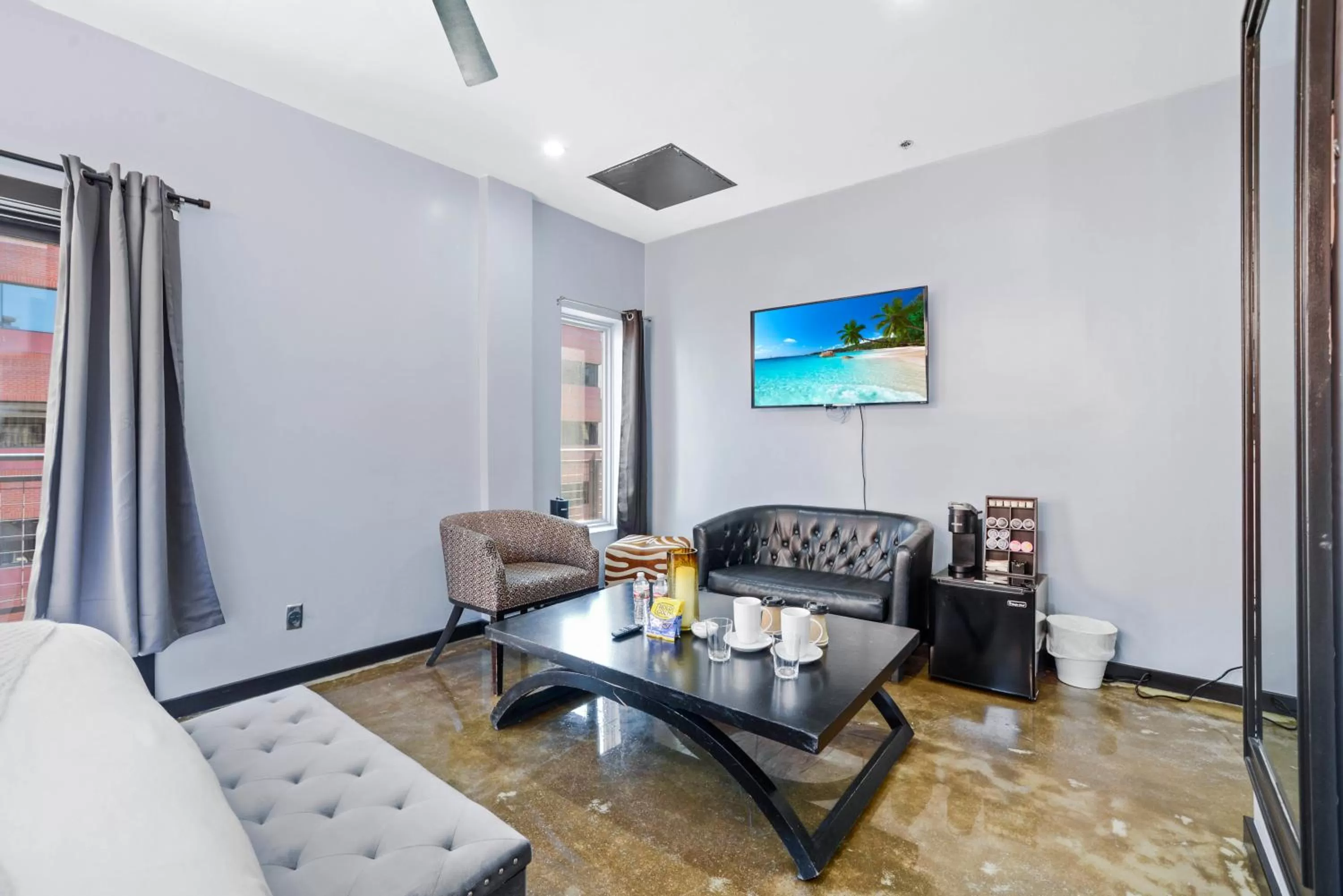 Communal lounge/ TV room in Good Hotels Downtown Denver