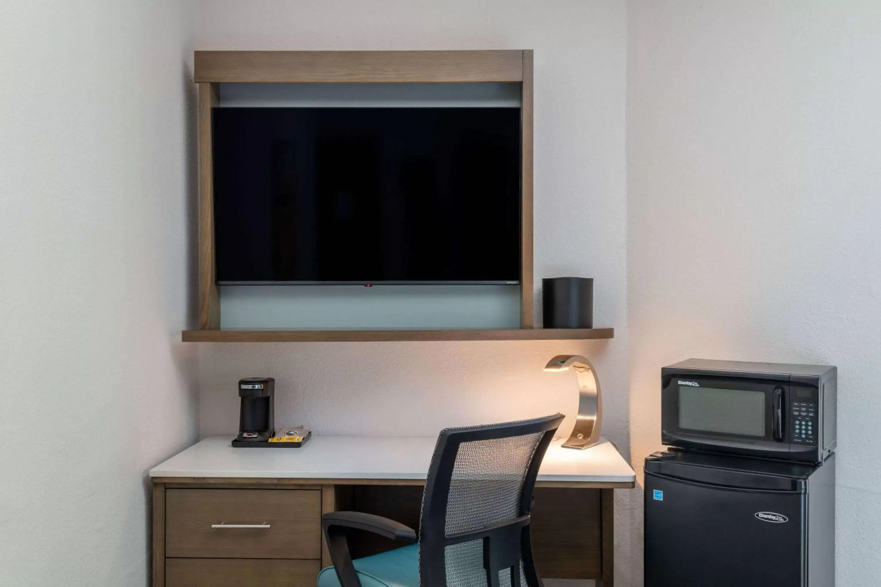 Photo of the whole room, TV/Entertainment Center in TRYP by Wyndham Tallahassee North I-10 Capital Circle