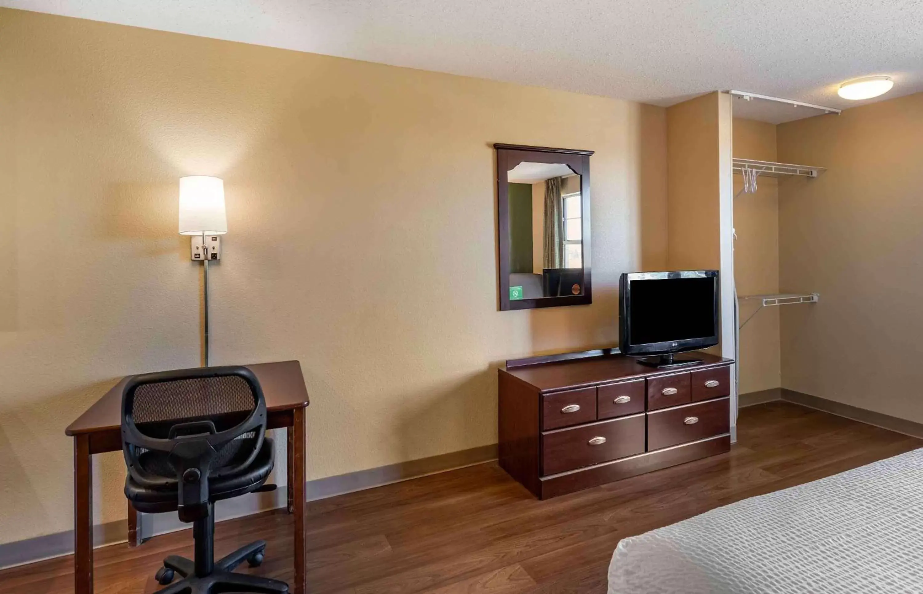 Bedroom, TV/Entertainment Center in Extended Stay America Suites - Denver - Westminster