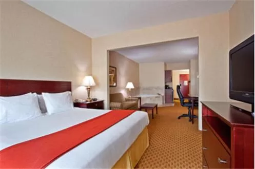 Photo of the whole room, Bed in Holiday Inn Express Hotel & Suites Harriman by IHG