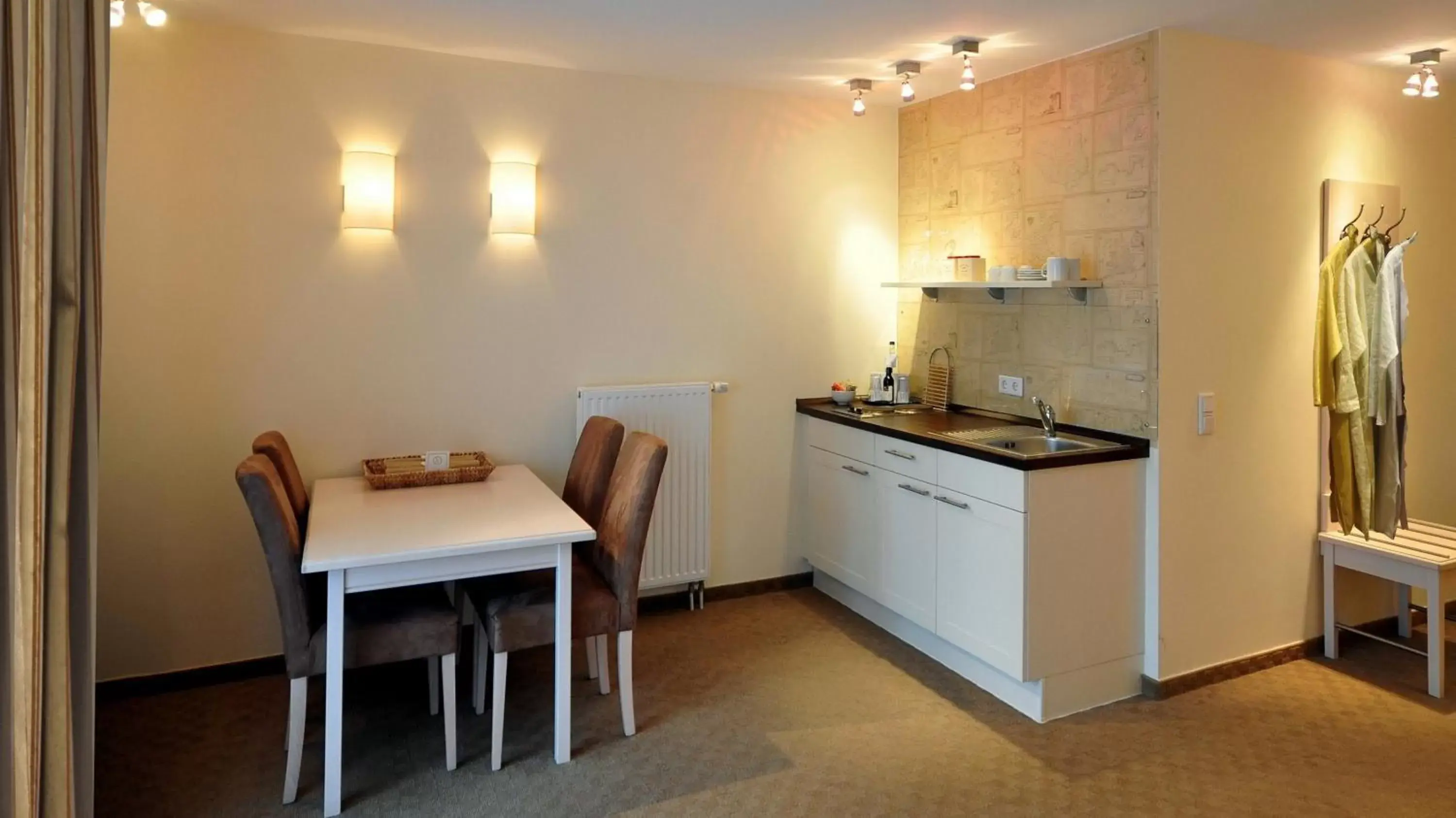 Food, Kitchen/Kitchenette in Hotel am Schlosspark garni