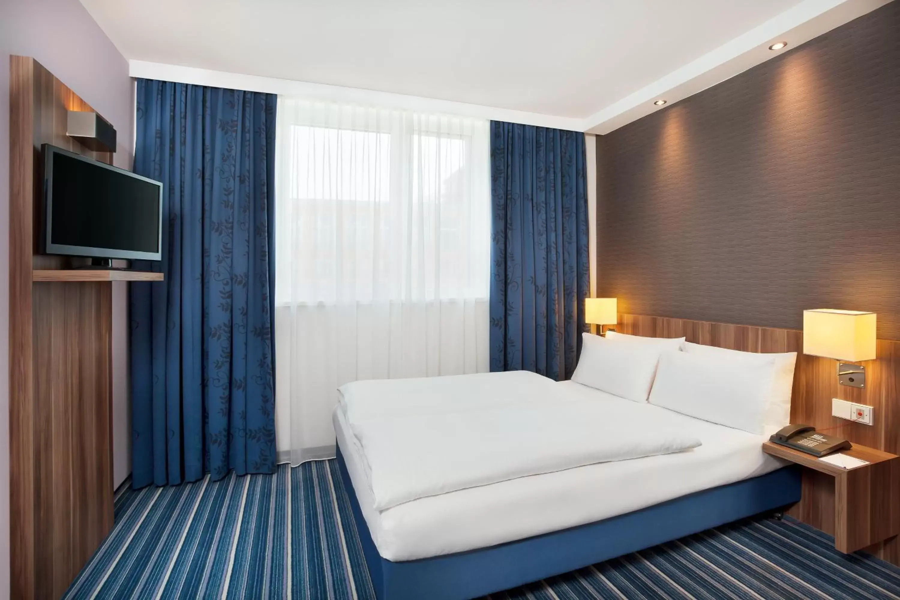 Photo of the whole room, Bed in Holiday Inn Express Augsburg, an IHG Hotel