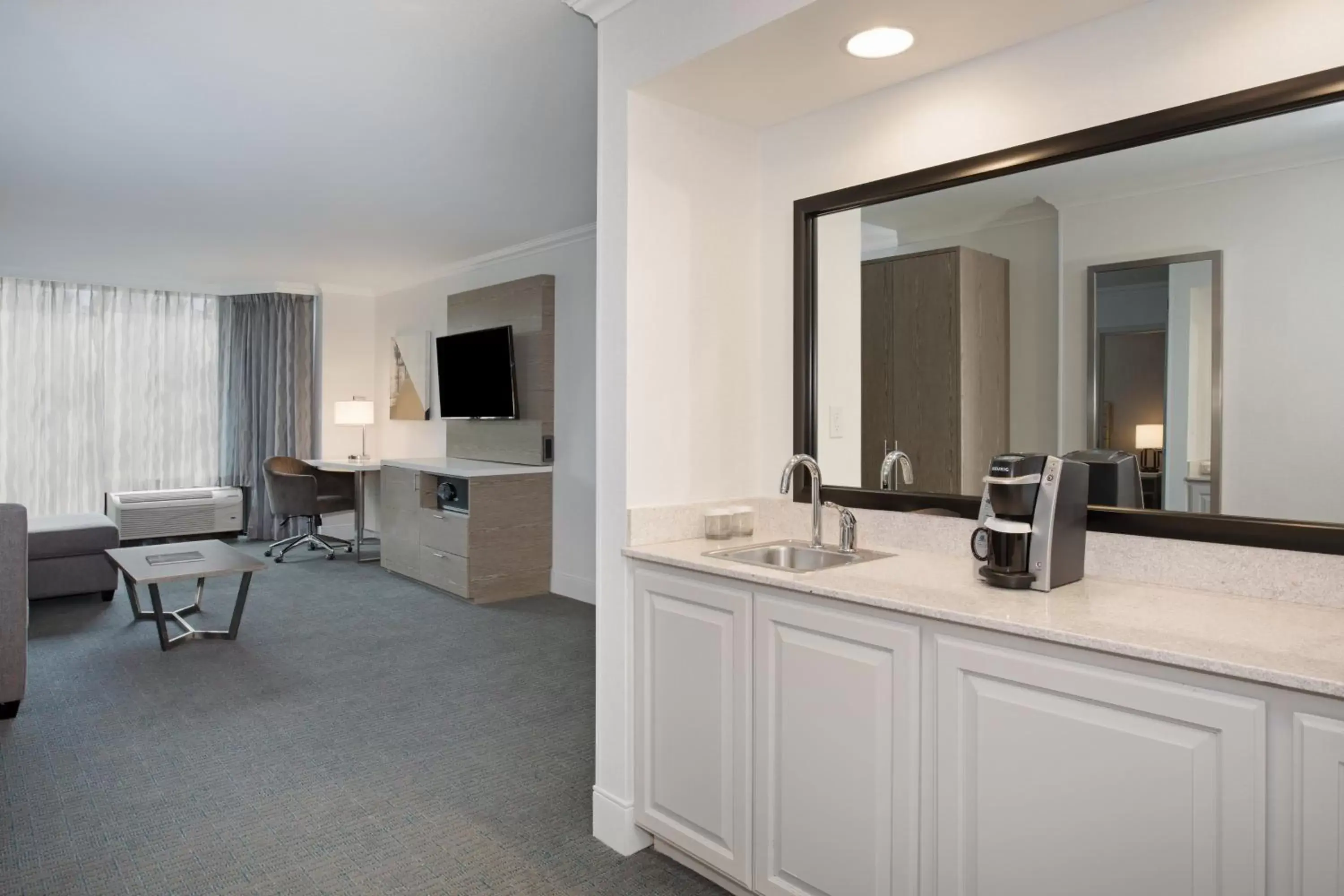 Bedroom, Kitchen/Kitchenette in Crowne Plaza Costa Mesa Orange County, an IHG Hotel