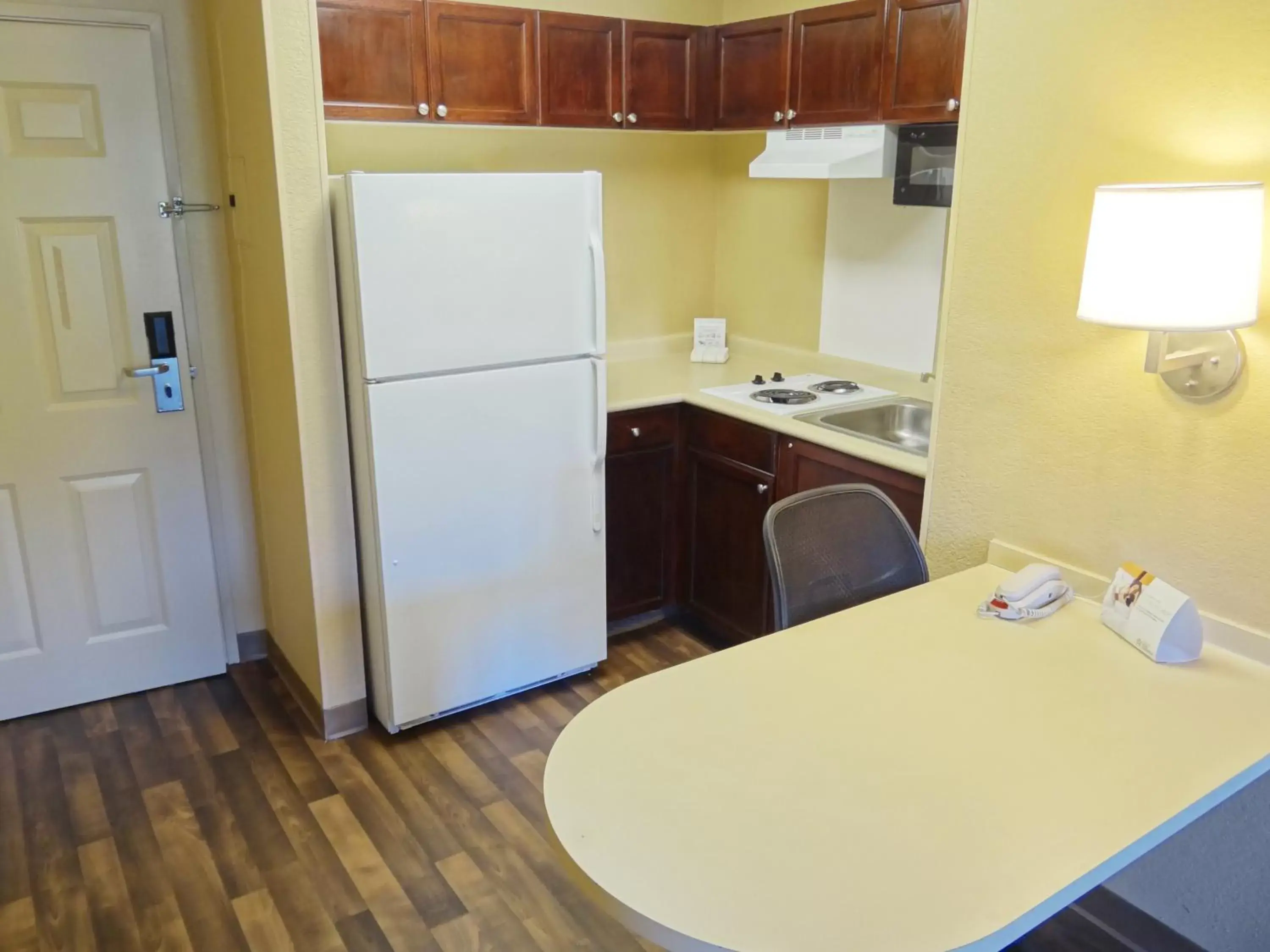 Kitchen or kitchenette, Kitchen/Kitchenette in Extended Stay America Suites - Albuquerque - Rio Rancho Blvd