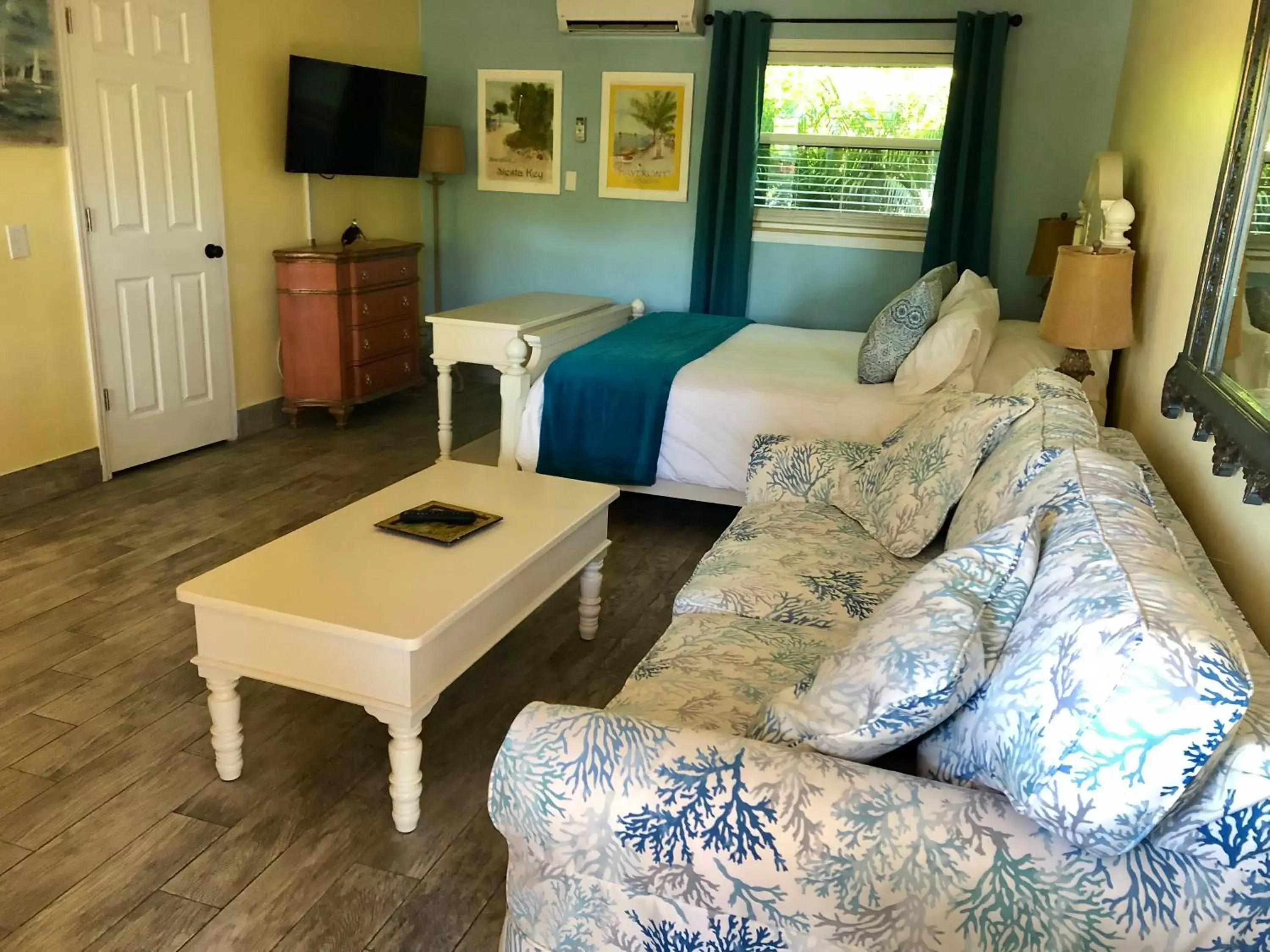 Living room, Seating Area in Siesta Key Palms Resort
