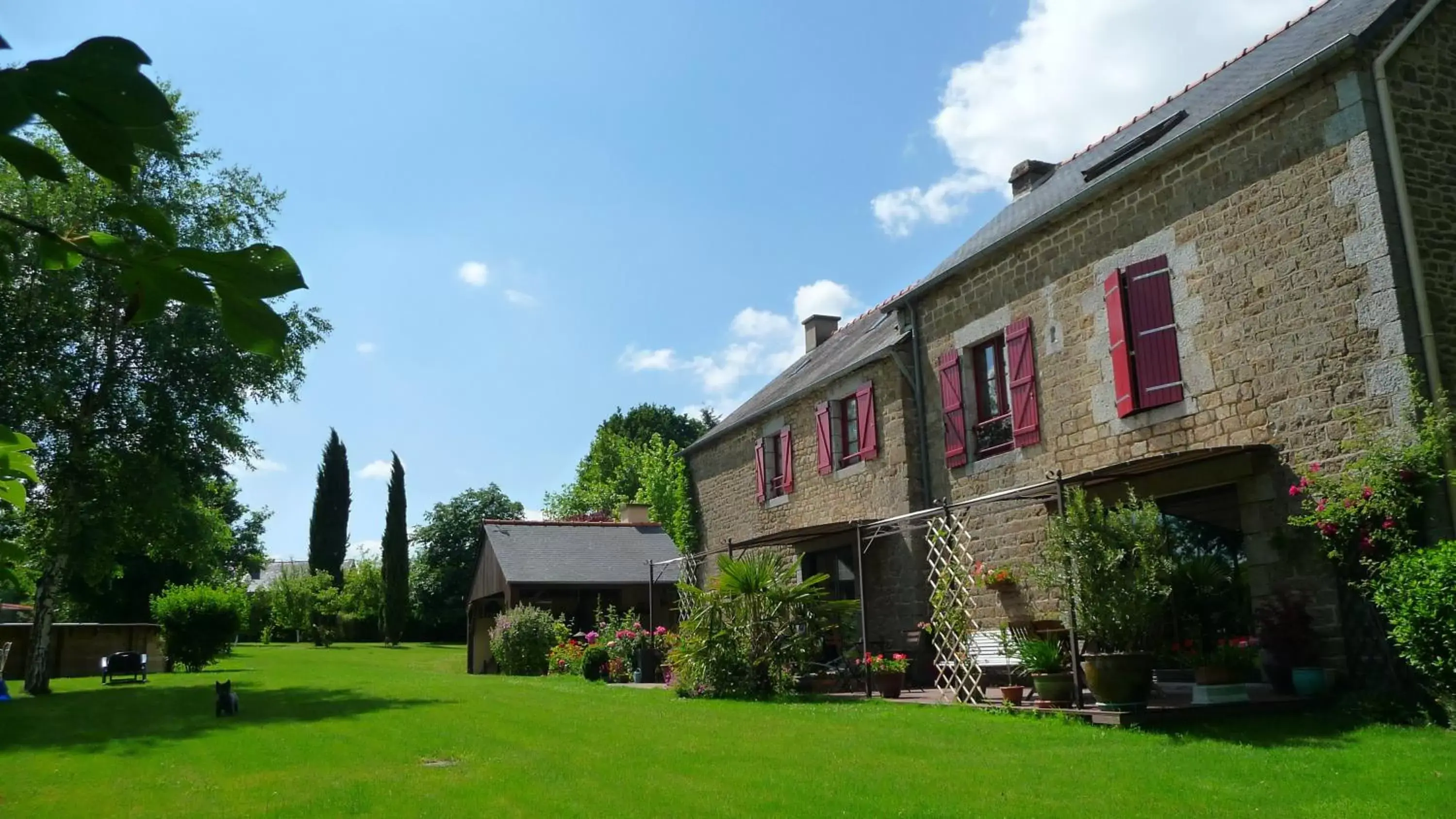 Garden, Property Building in Chambres d'hôtes Le Bas Rassinoux