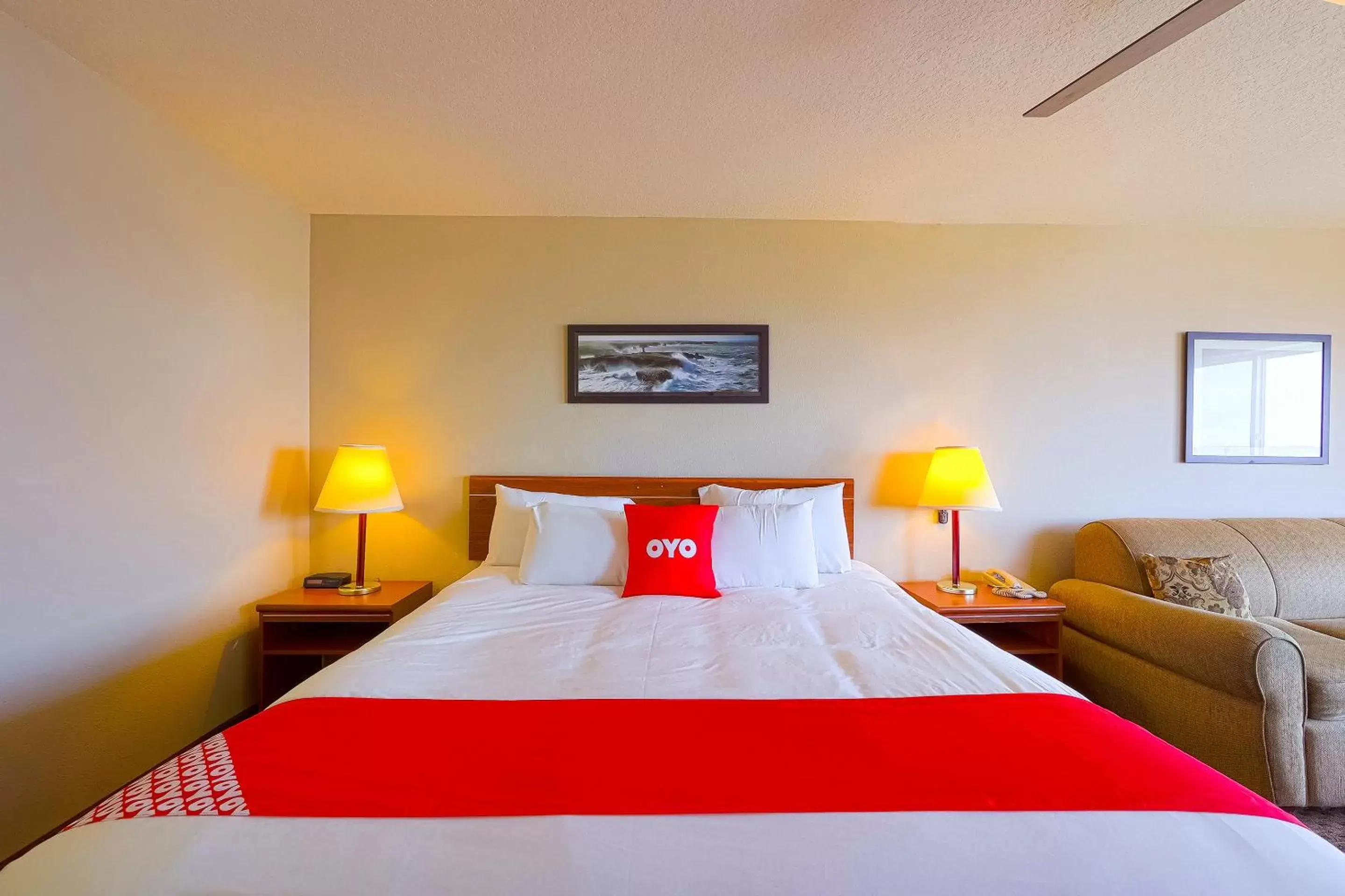 Bedroom, Bed in Siletz Bay Beachfront Hotel by OYO Lincoln City