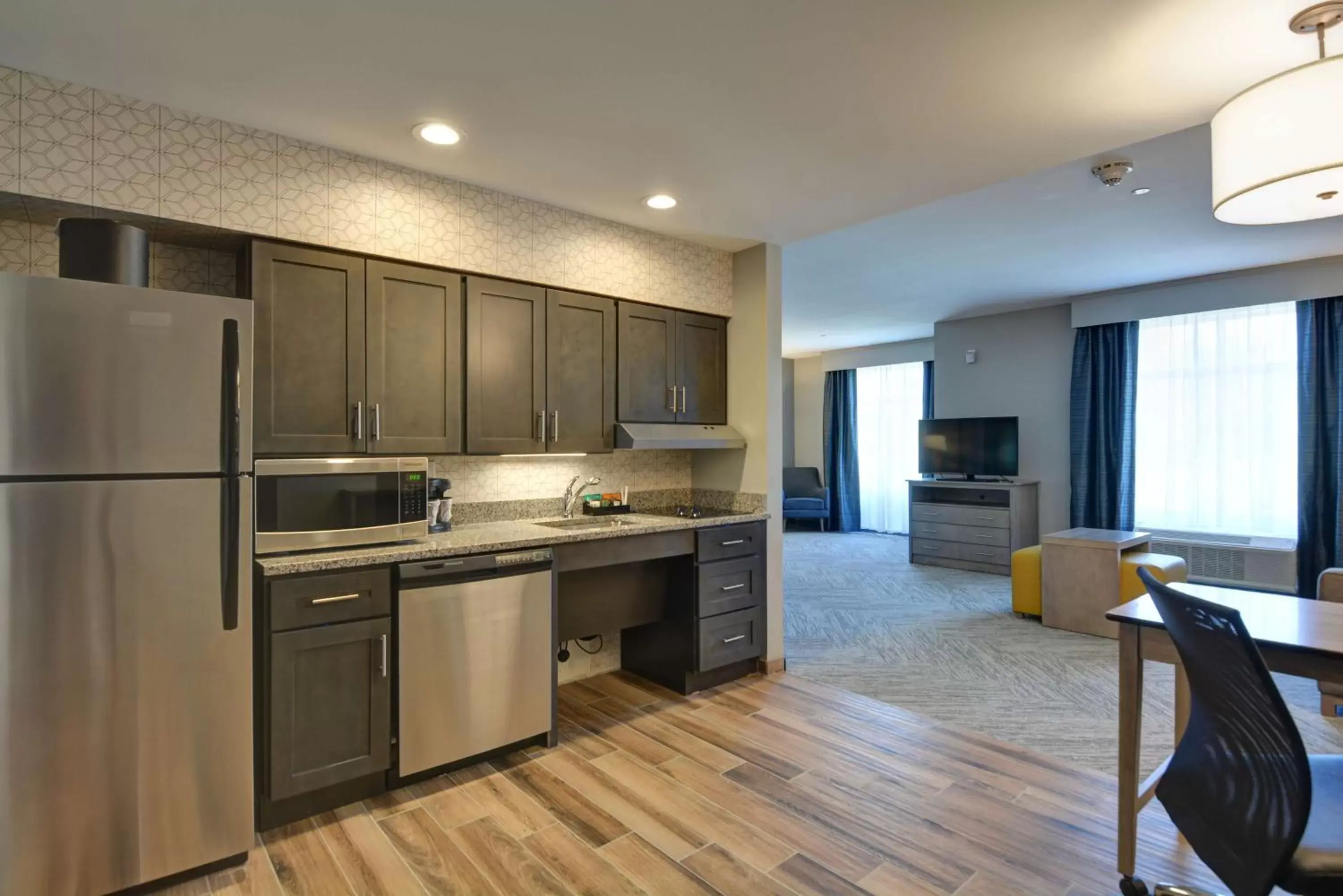 Living room, Kitchen/Kitchenette in Homewood Suites By Hilton Hadley Amherst