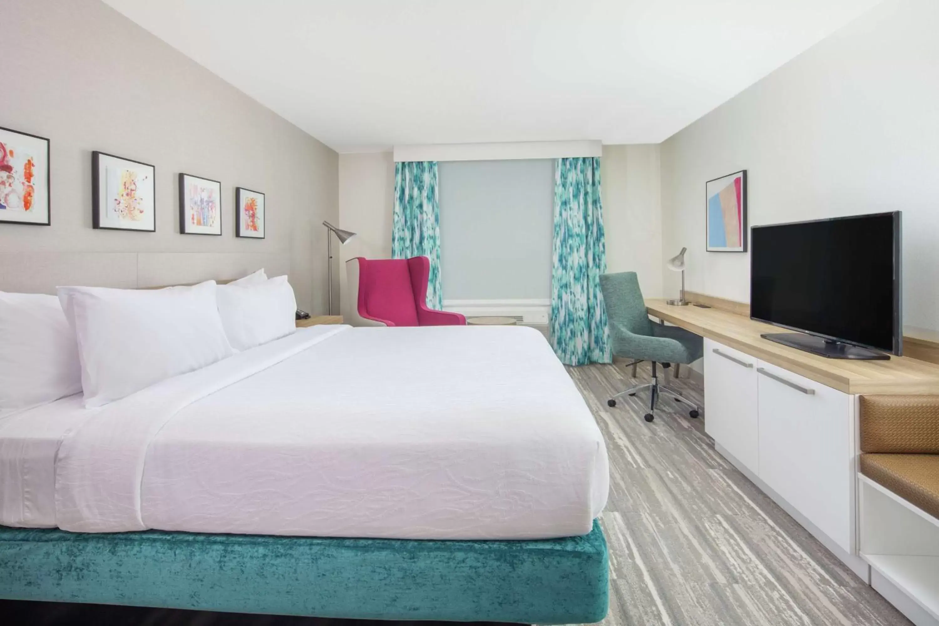 Bed, TV/Entertainment Center in Hilton Garden Inn Surprise Phoenix