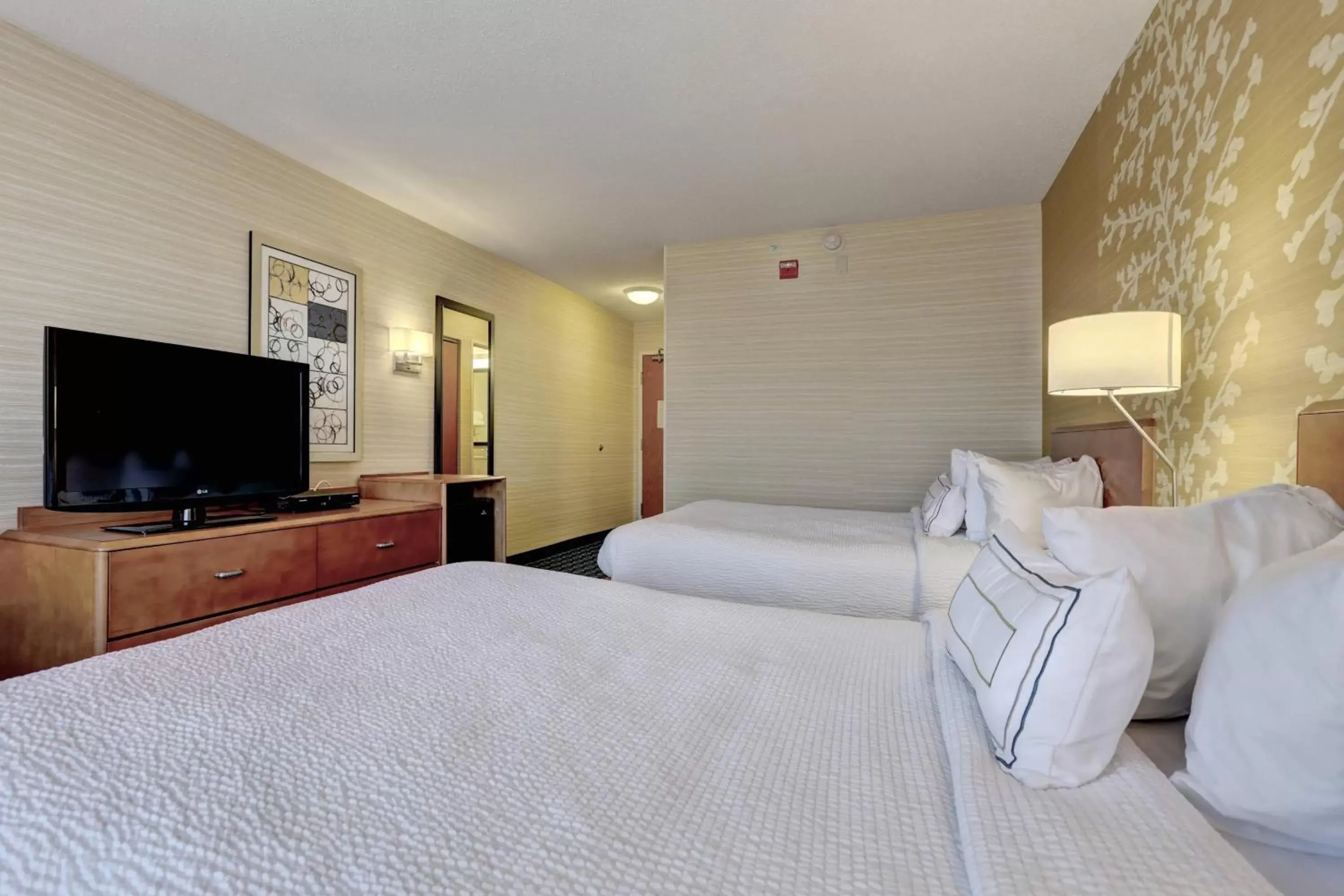 Photo of the whole room, Bed in Fairfield Inn & Suites by Marriott Edison - South Plainfield