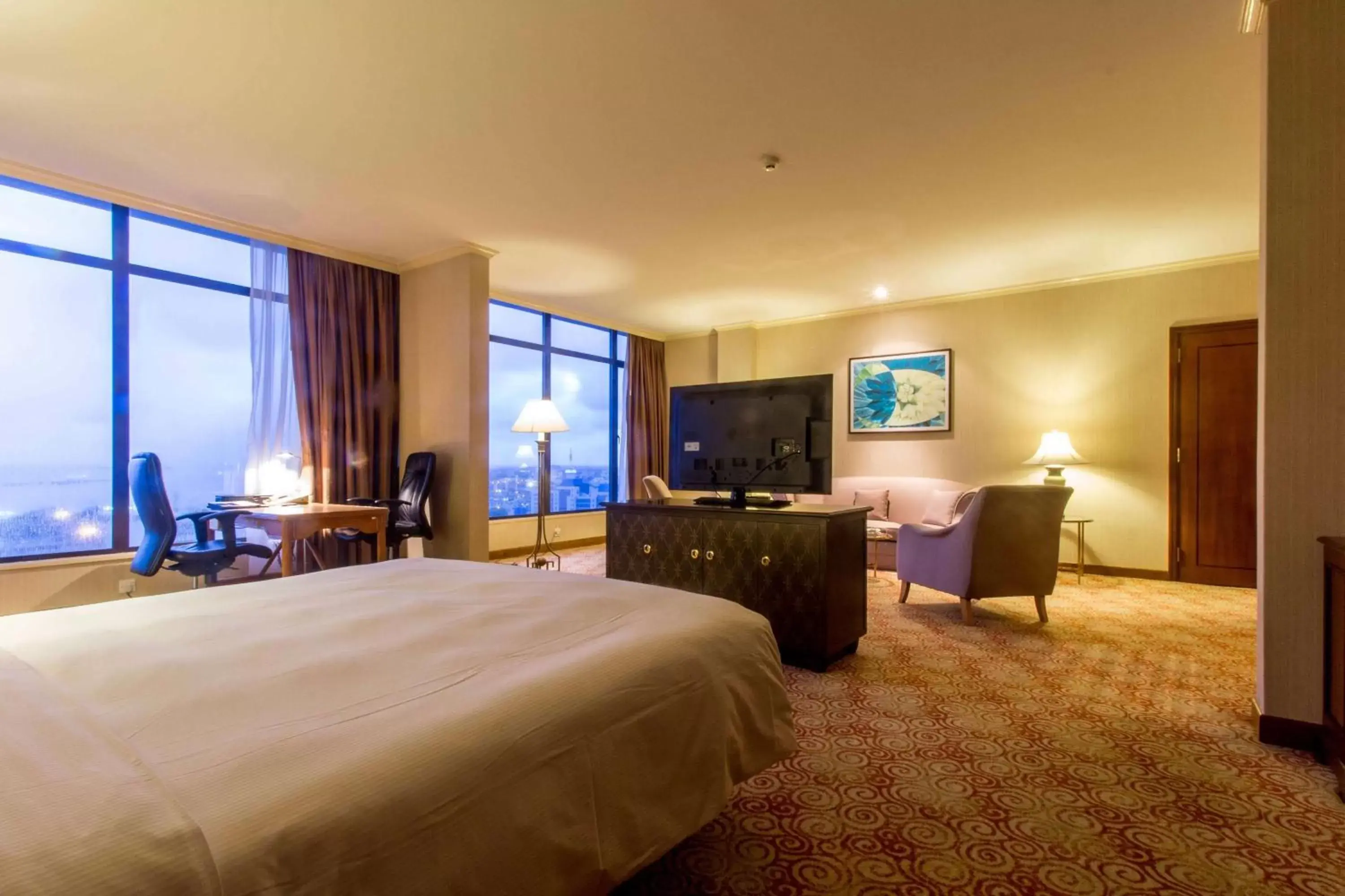 Bedroom, TV/Entertainment Center in Hilton Colombo Hotel