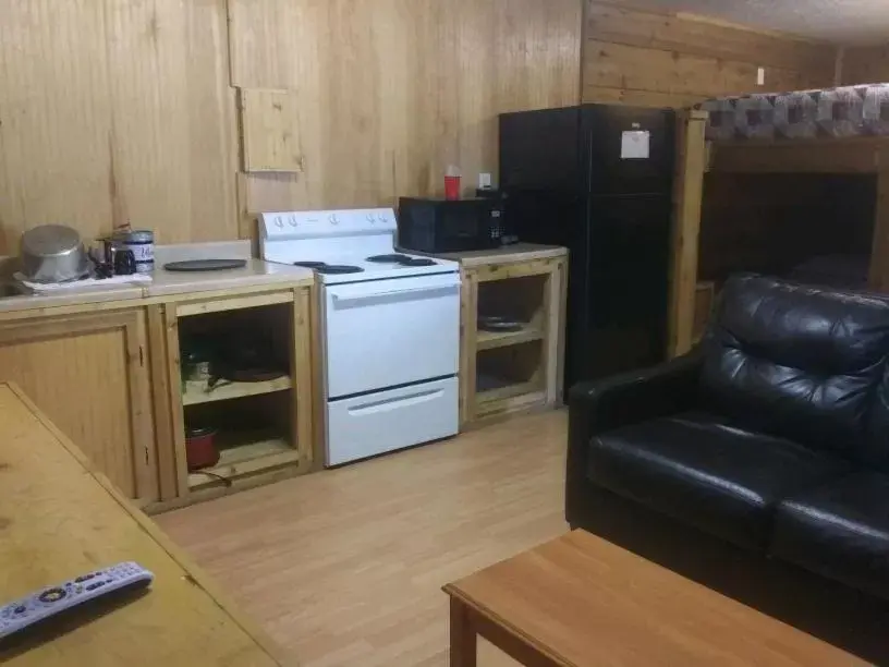 Kitchen/Kitchenette in Whispering Creek Lodging & RV Resort