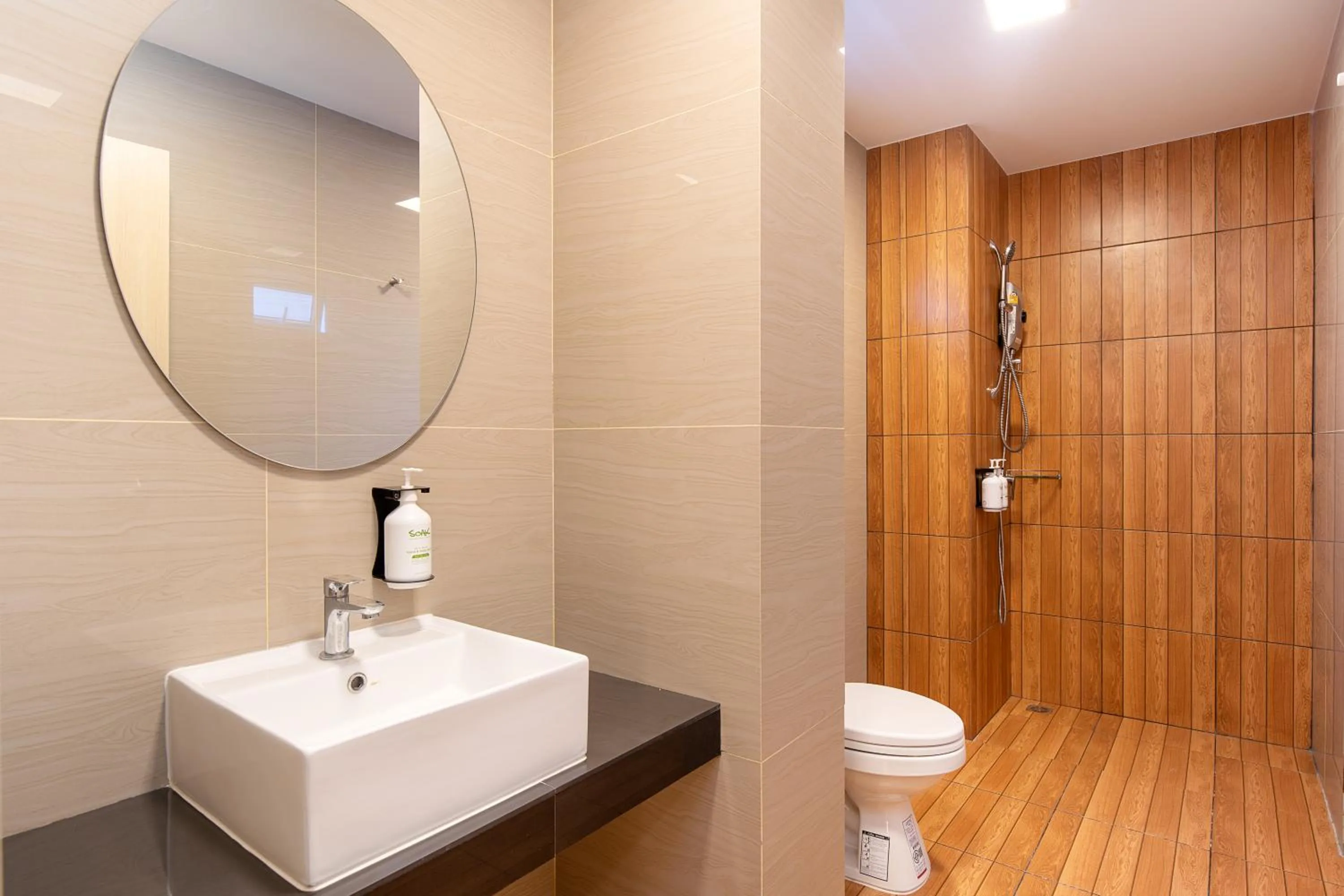 Shower in Diya Hotel Bangkok