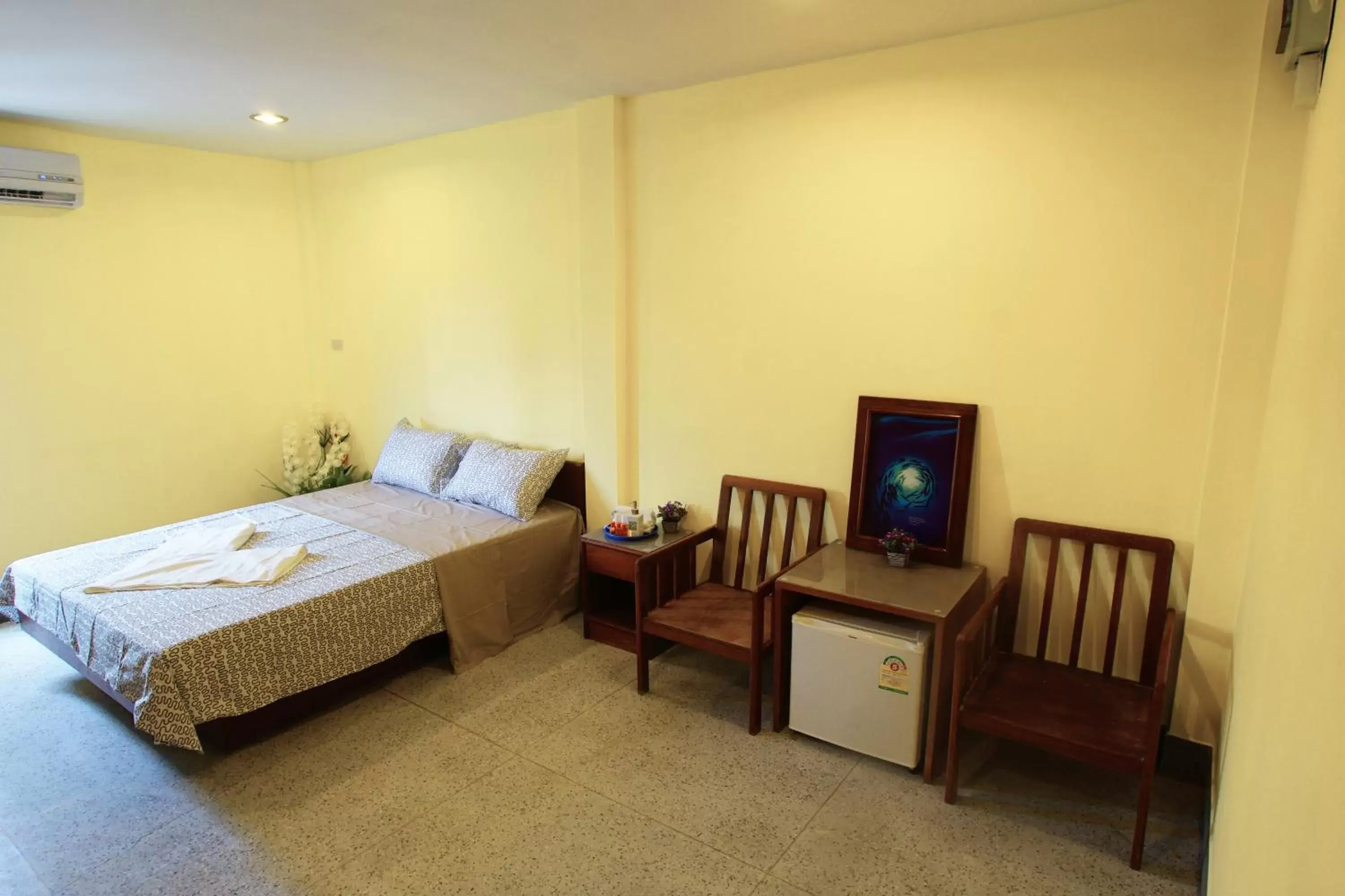 Photo of the whole room, Bed in Sri Krungthep Hotel