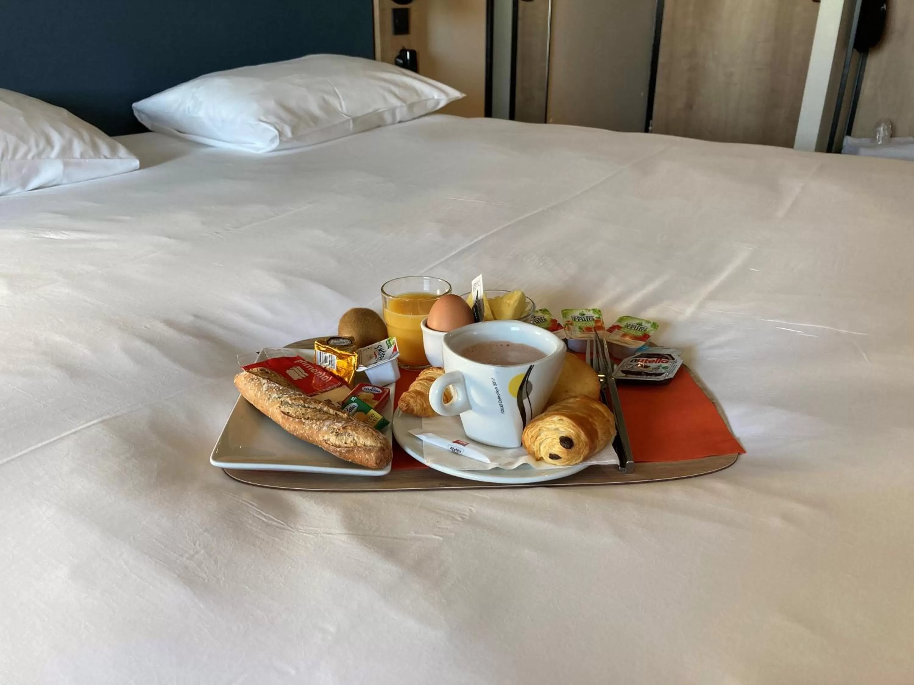 Breakfast, Bed in Ibis Lunel Petite Camargue