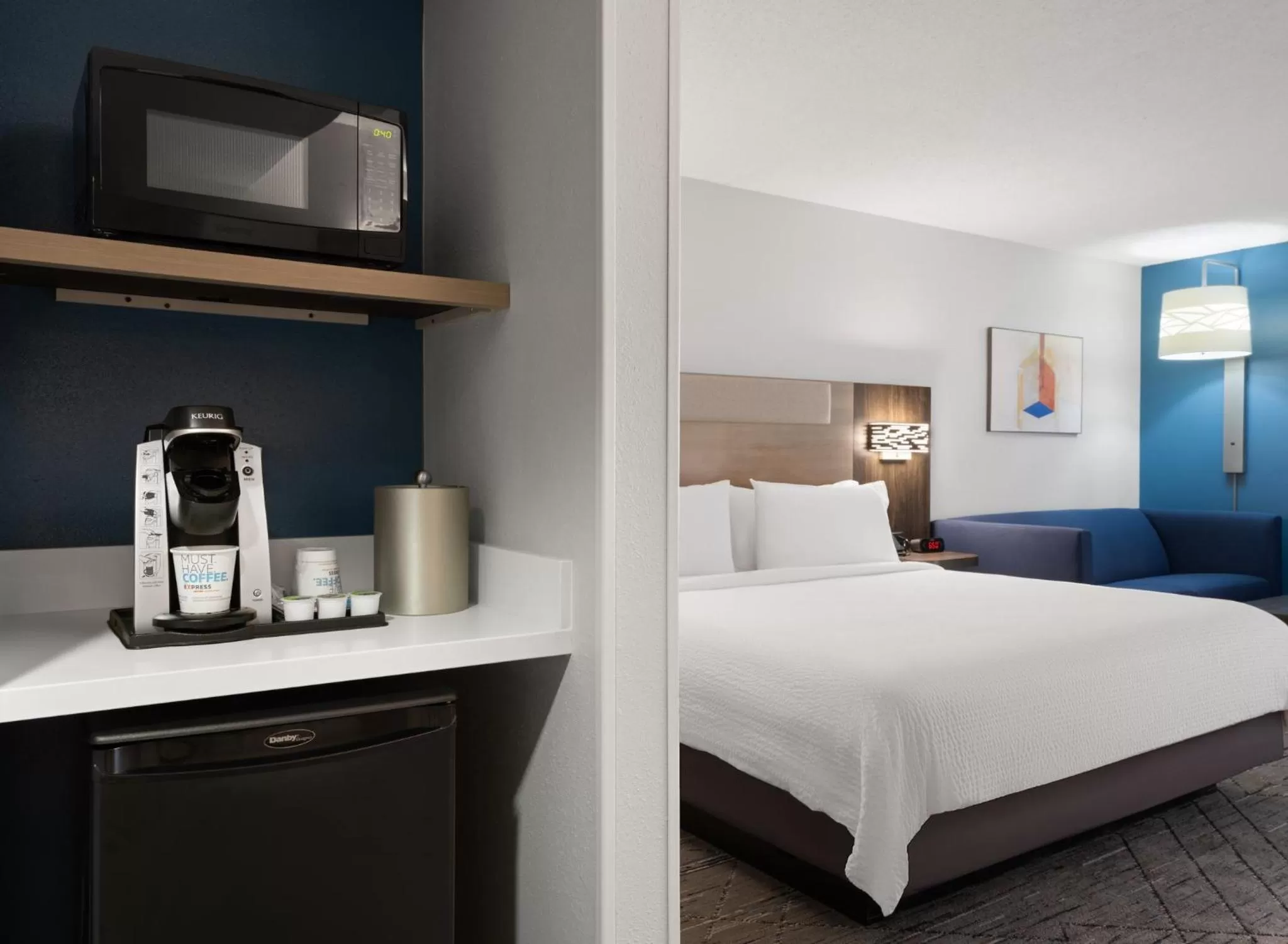 Photo of the whole room, Bed in Holiday Inn Express Indianapolis Airport by IHG
