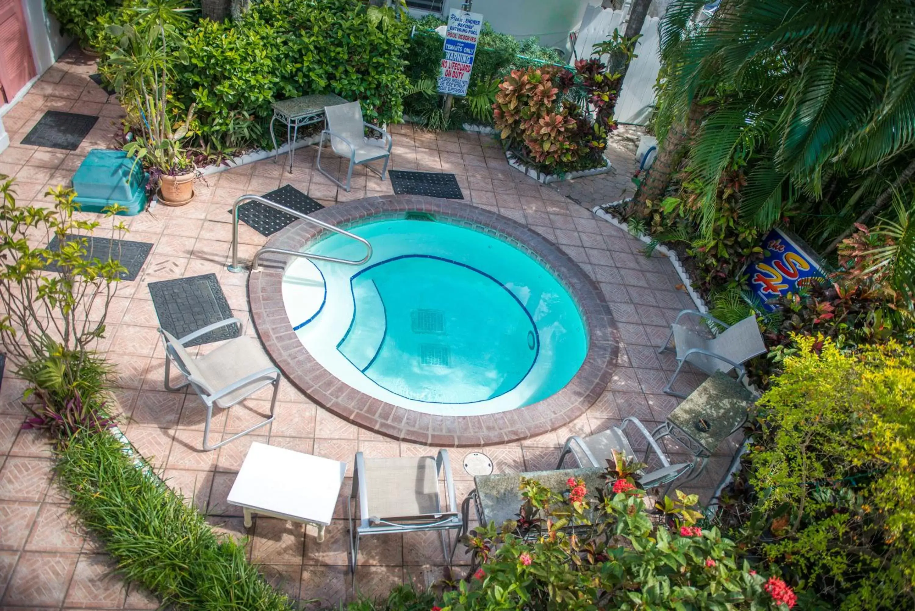 Hot Tub, Pool View in Shore Haven Resort Inn