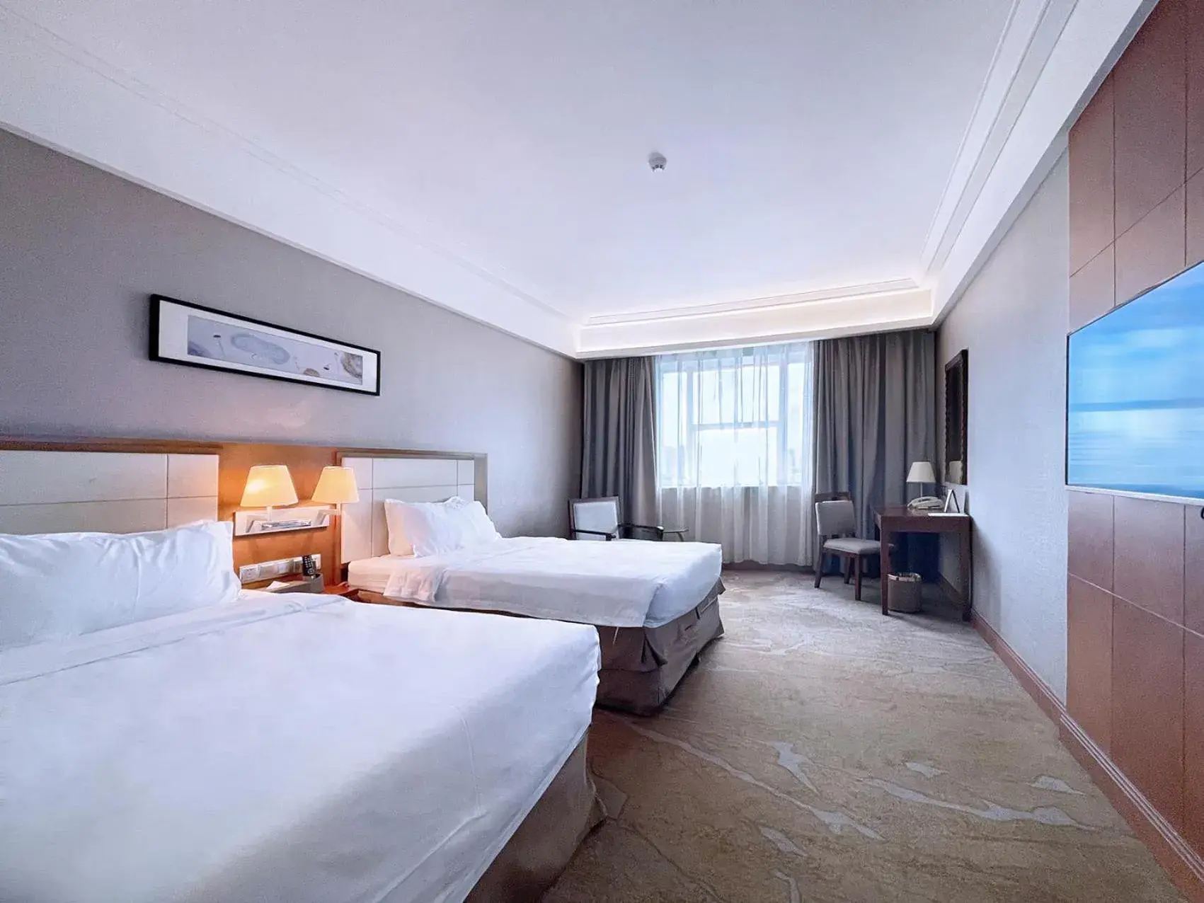 Photo of the whole room, Bed in Wan Yue Grand Skylight Hotel