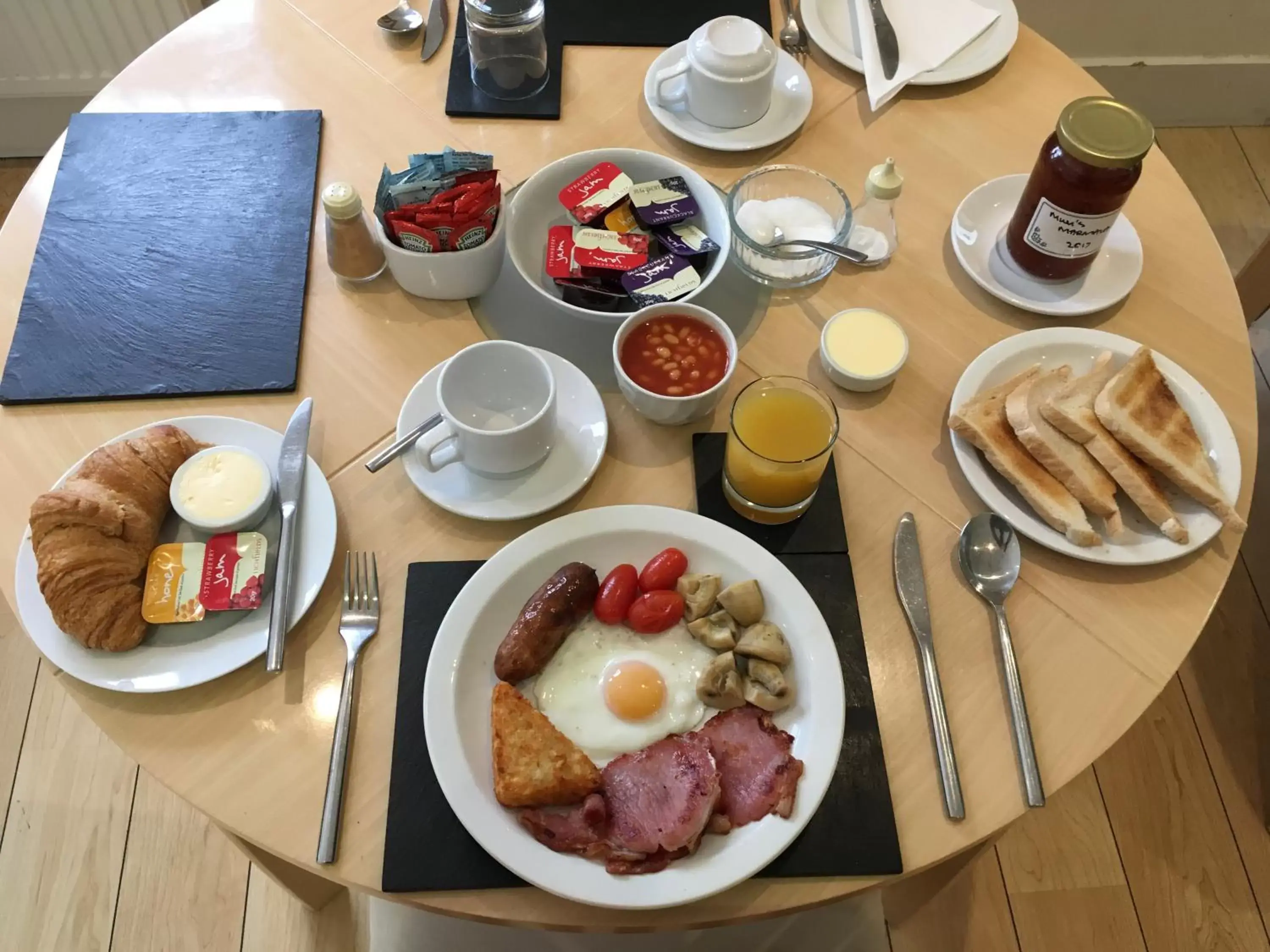 English/Irish breakfast in Oakhurst Gatwick B&B