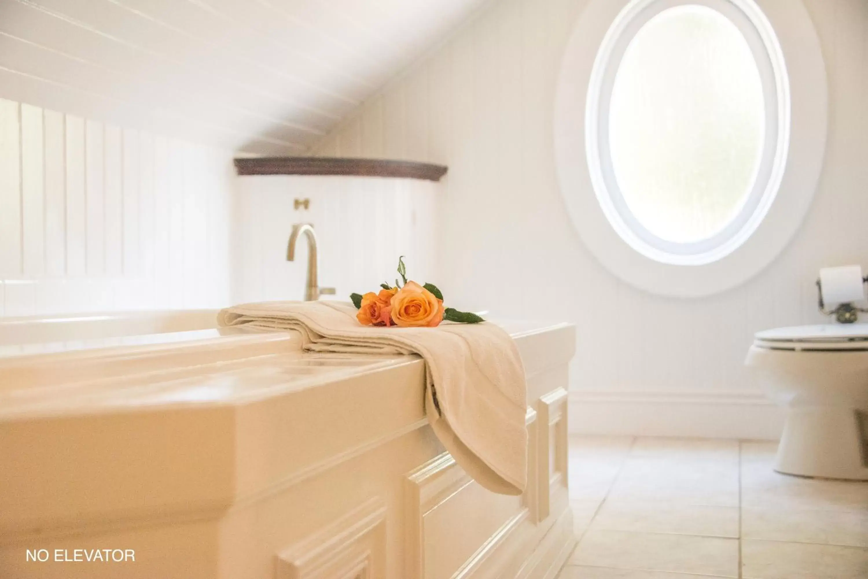 Bathroom in Cedar Gables Inn