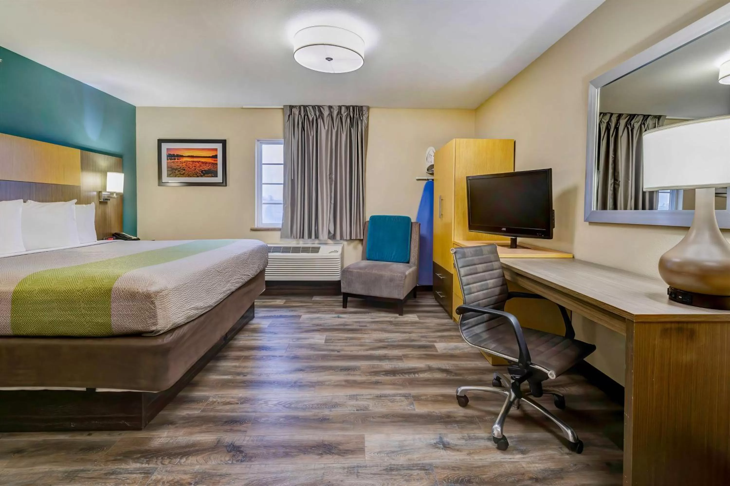 Photo of the whole room, Bed in Studio 6 Lenexa - Overland Park